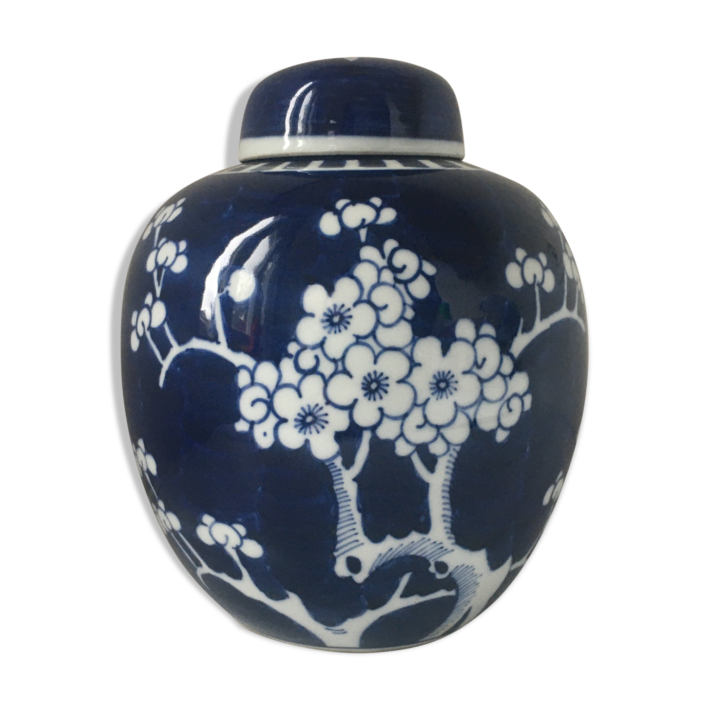 Vintage potiche in white and blue China porcelain