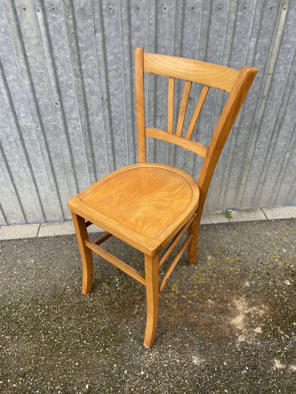 50 chaises bistrot dépareillées Thonet en bois courbé