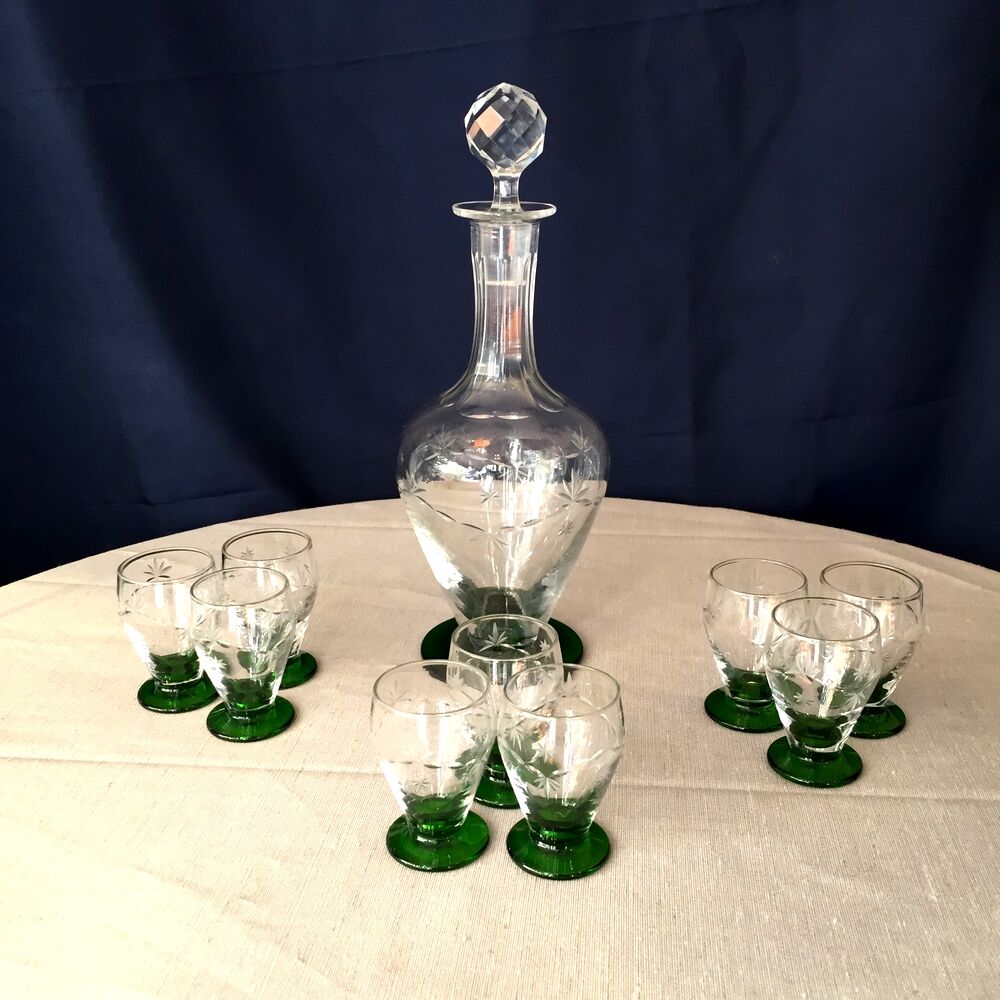 Carafe liquor service with 9 two-tone glasses