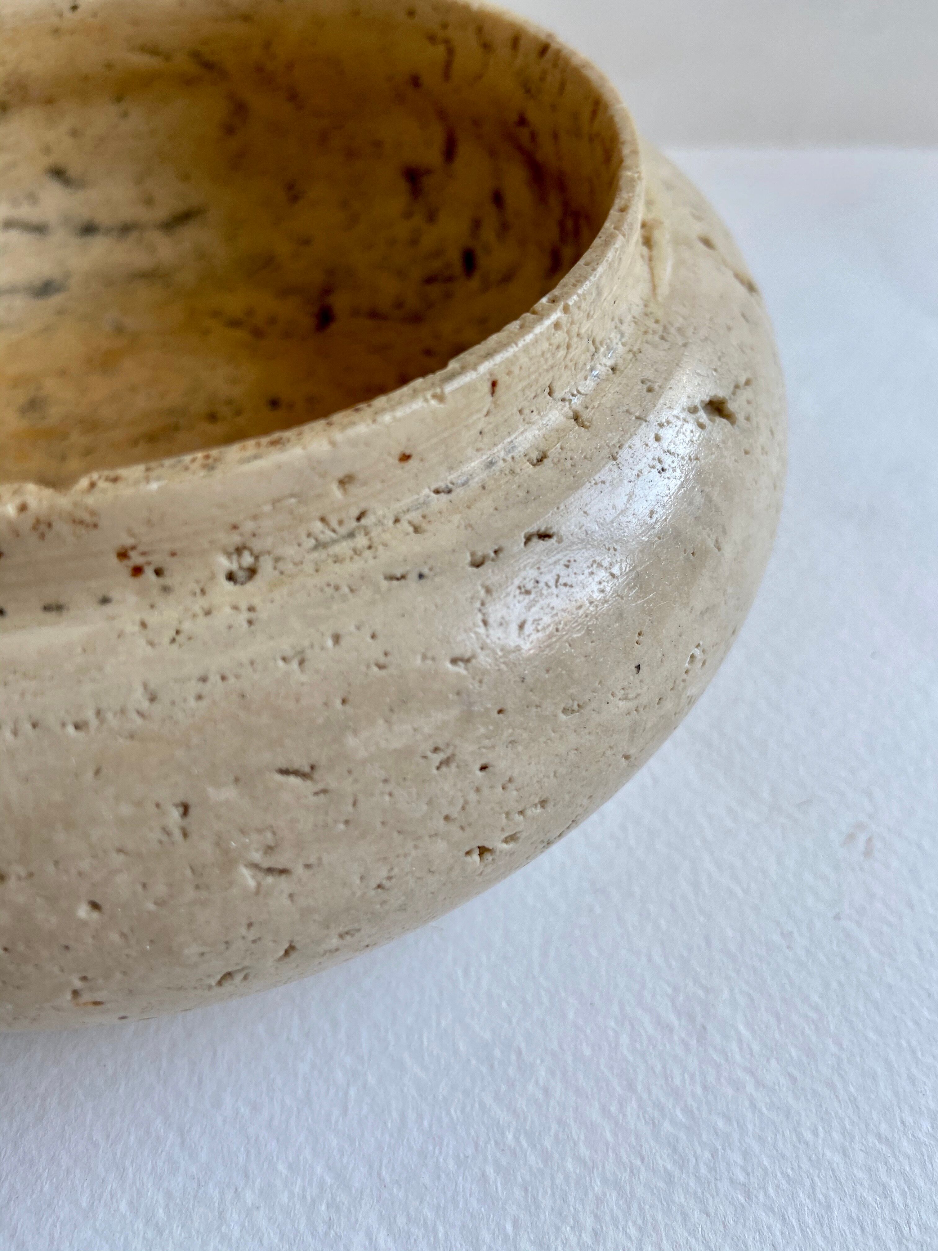 Ashtray in travertine