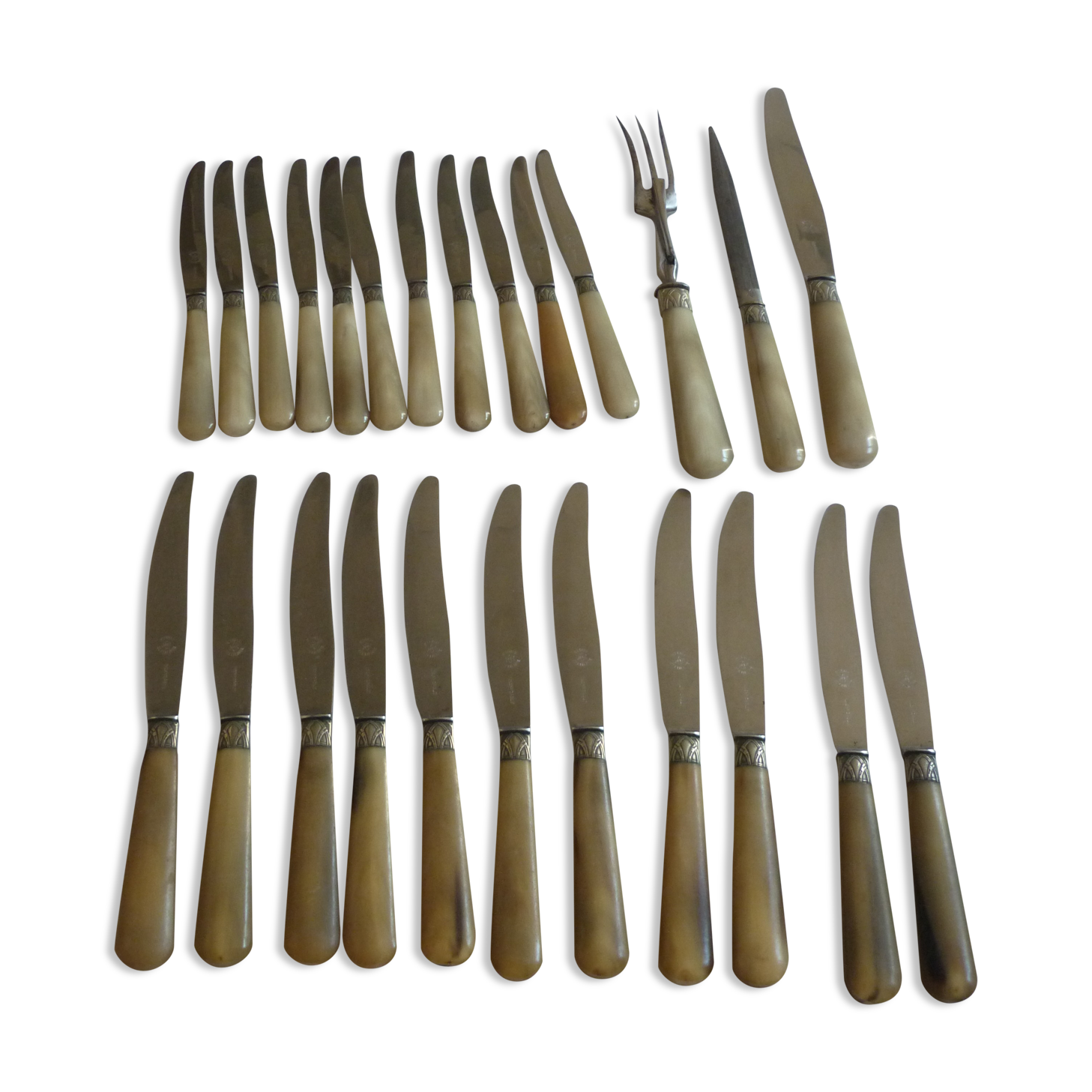 22 couteaux et 3 couverts service bakelite manufrance