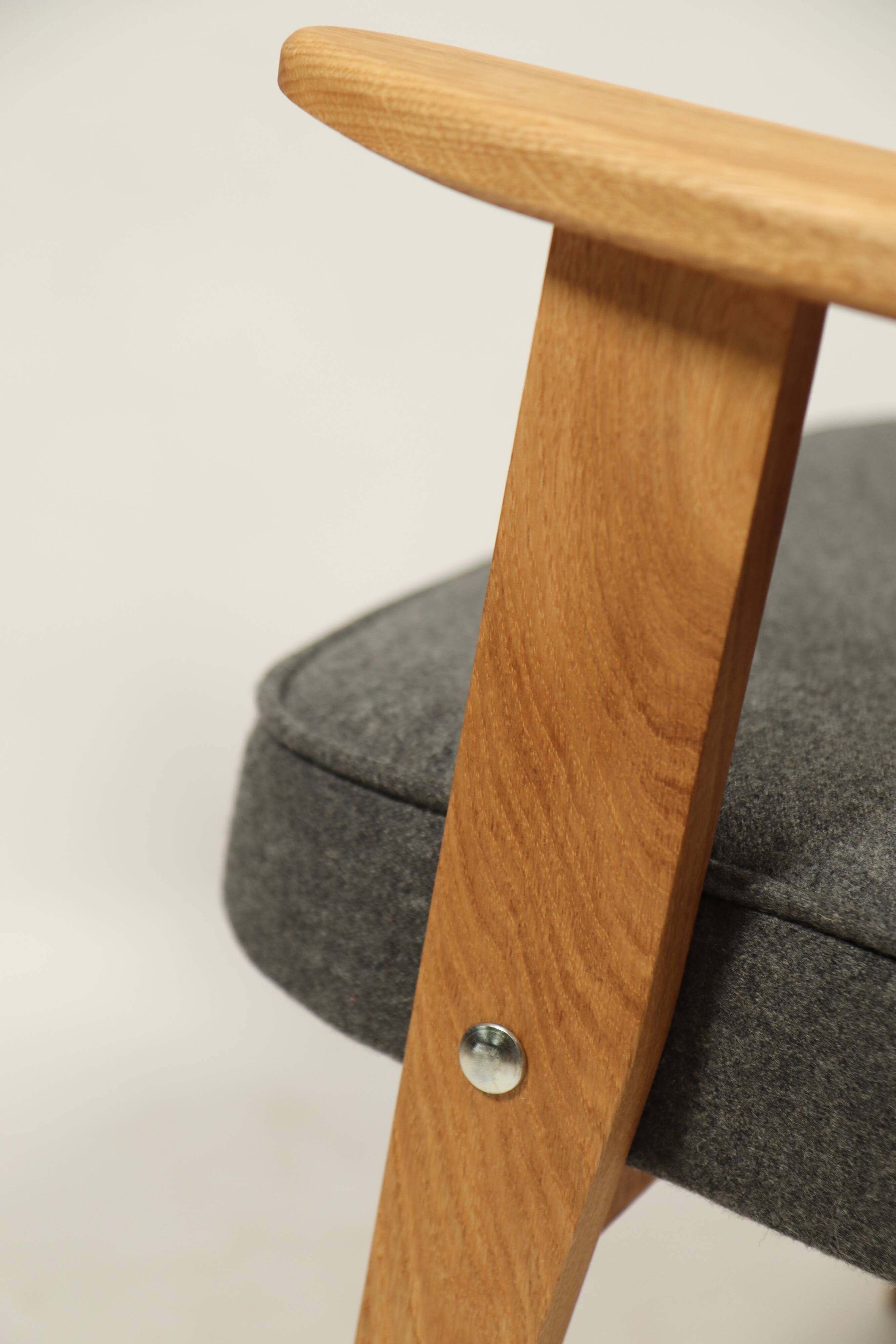 Fauteuil du milieu du siècle, revêtement en laine grise, bois de chêne, chaise longue de Style Vintage après rénovation