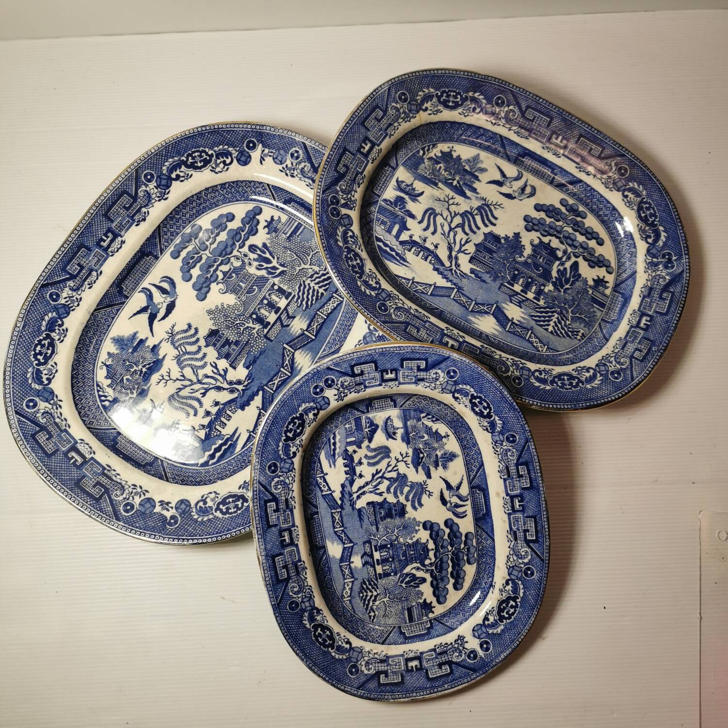 3 Crown Pottery JT Hudden Longton serving dishes guaranteed, willow pattern, willow pattern 19th century