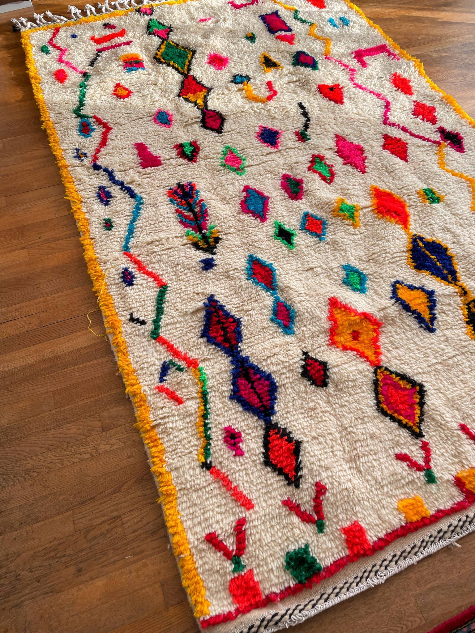 Tapis marocain berbère Azilal multicolore et fluo