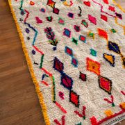 Tapis marocain berbère Azilal multicolore et fluo