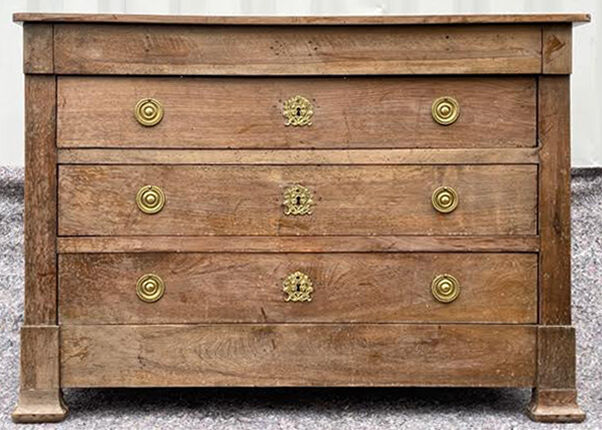 Walnut chest of drawers