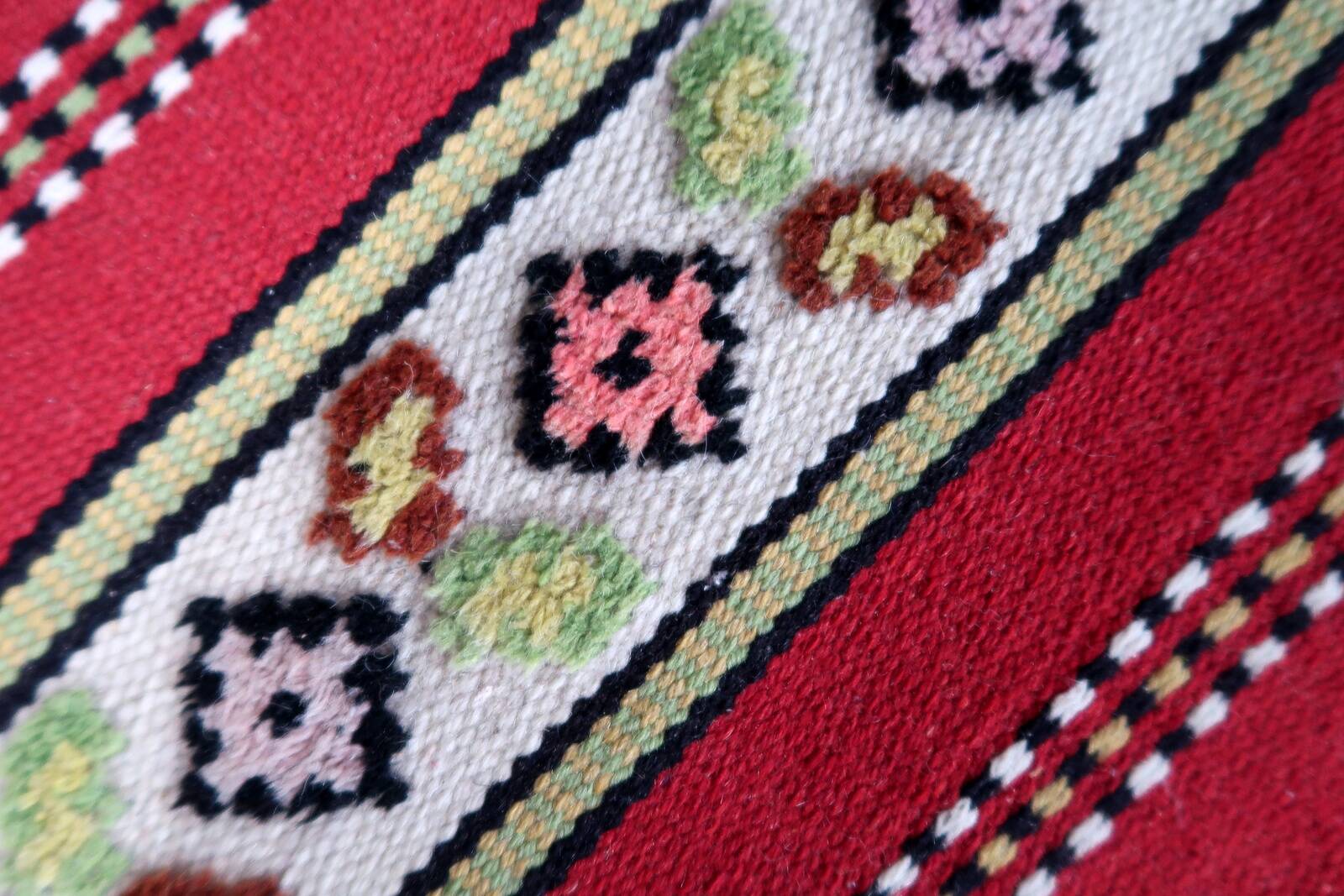 Tapis Vintage Tekke Turkmène Fait Main en Laine – Années 1960 – 126 x 188