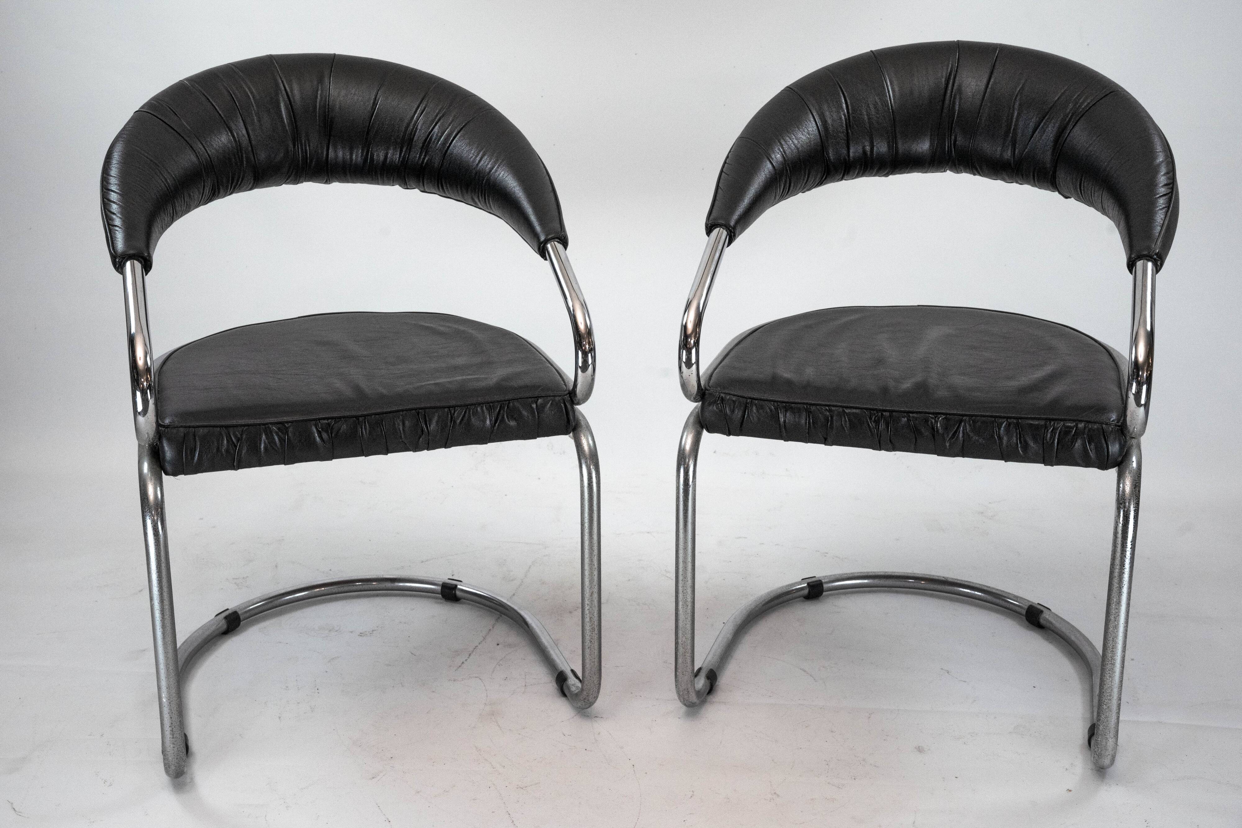 Paire de chaises en chrome et simili cuir par Giotto Stoppino. Italie années 1970.