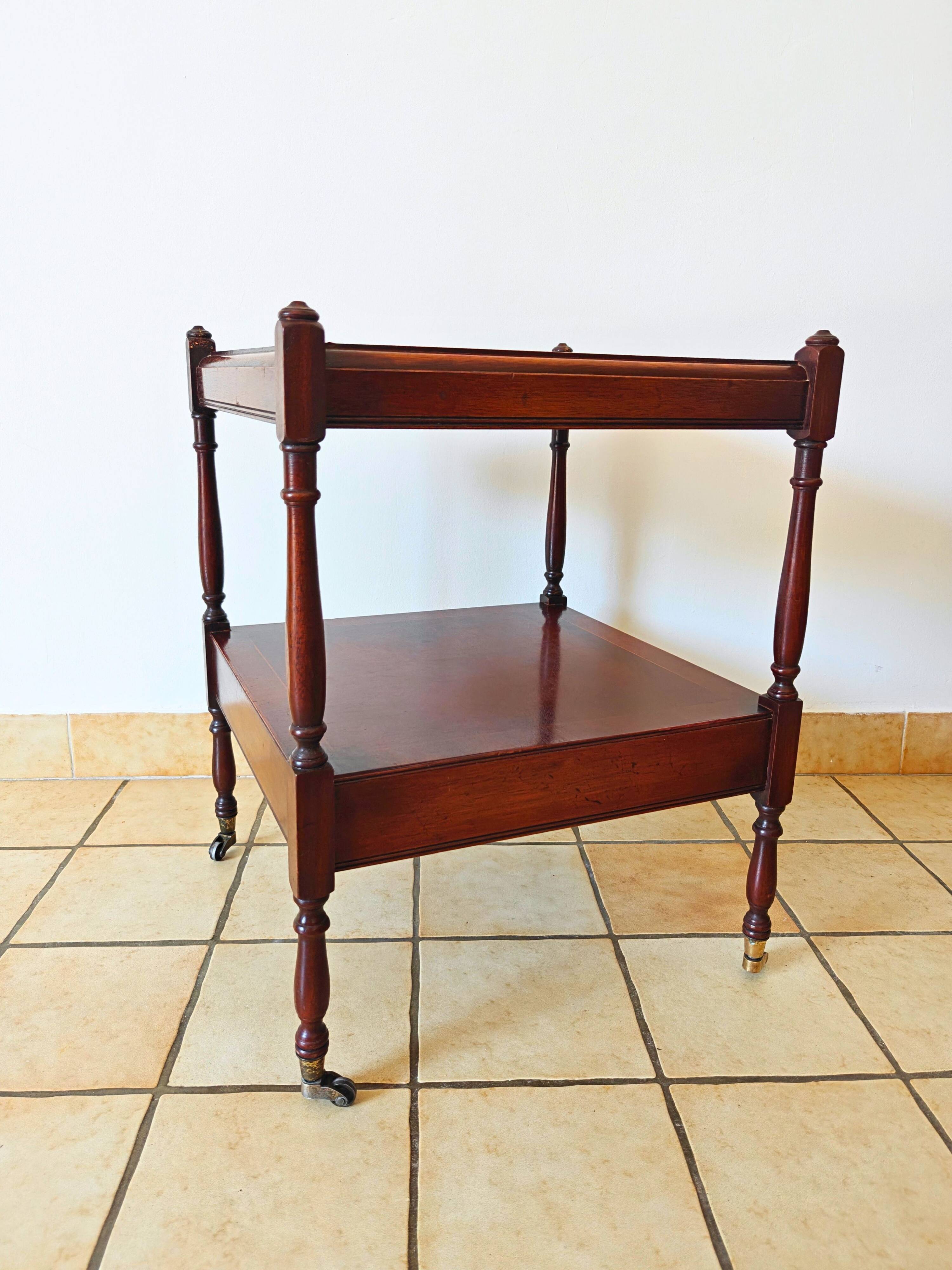 Table d'appoint en if par Bradley England