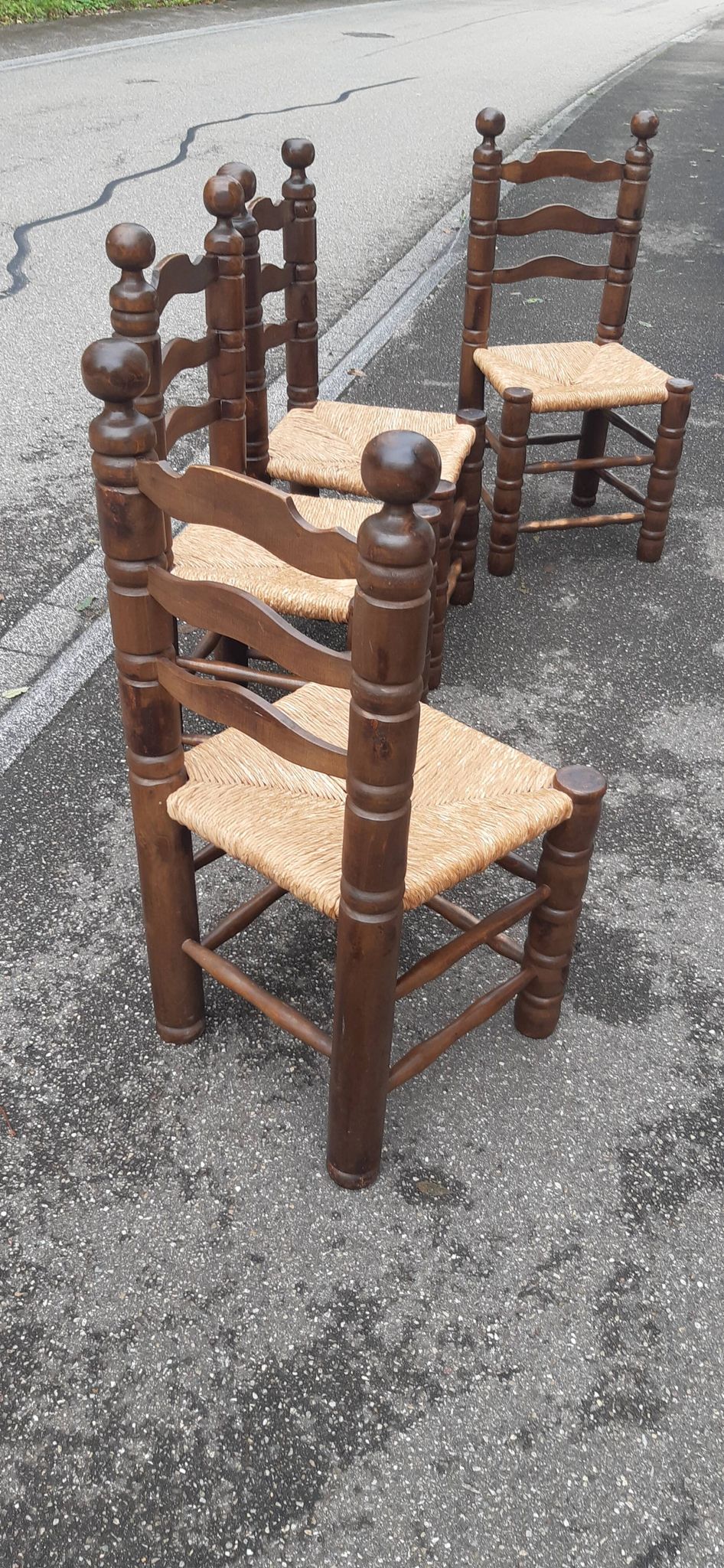 4 chaises brutalistes en bois tourné et paille
