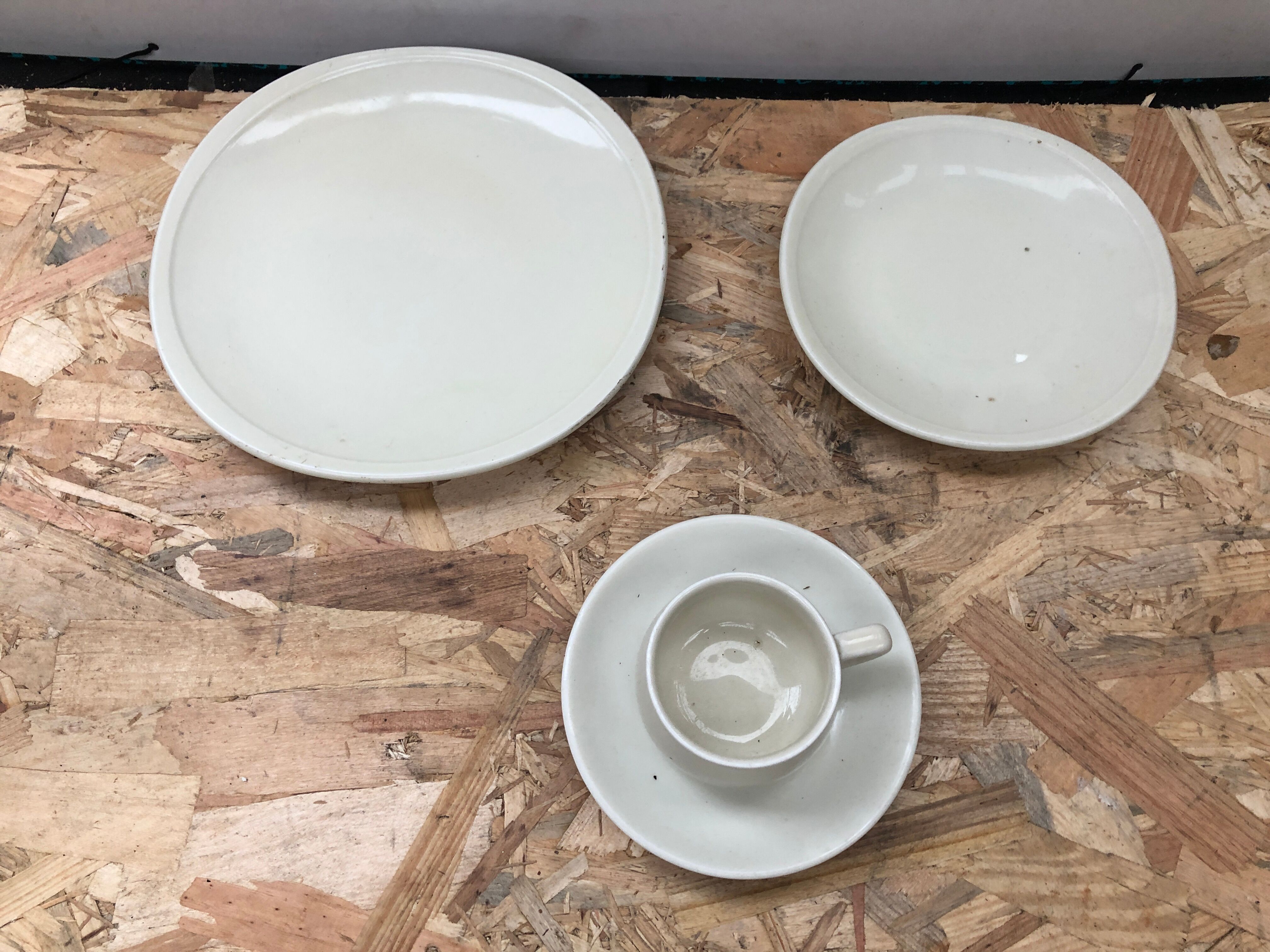 Old service pullivuyt 14 plates and 5 cups vintage white ceramic