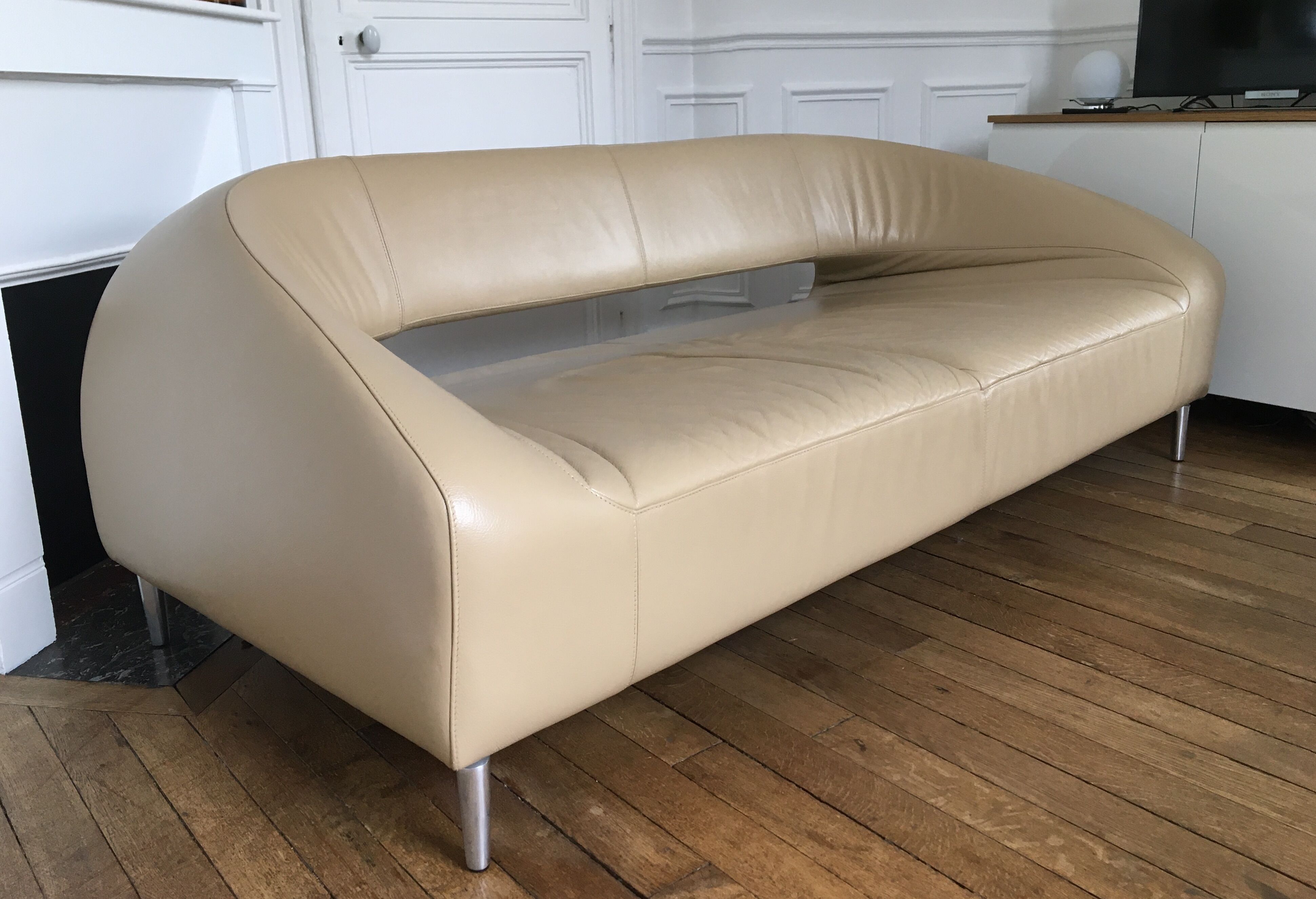 Léolux sofa in beige leather/cream new