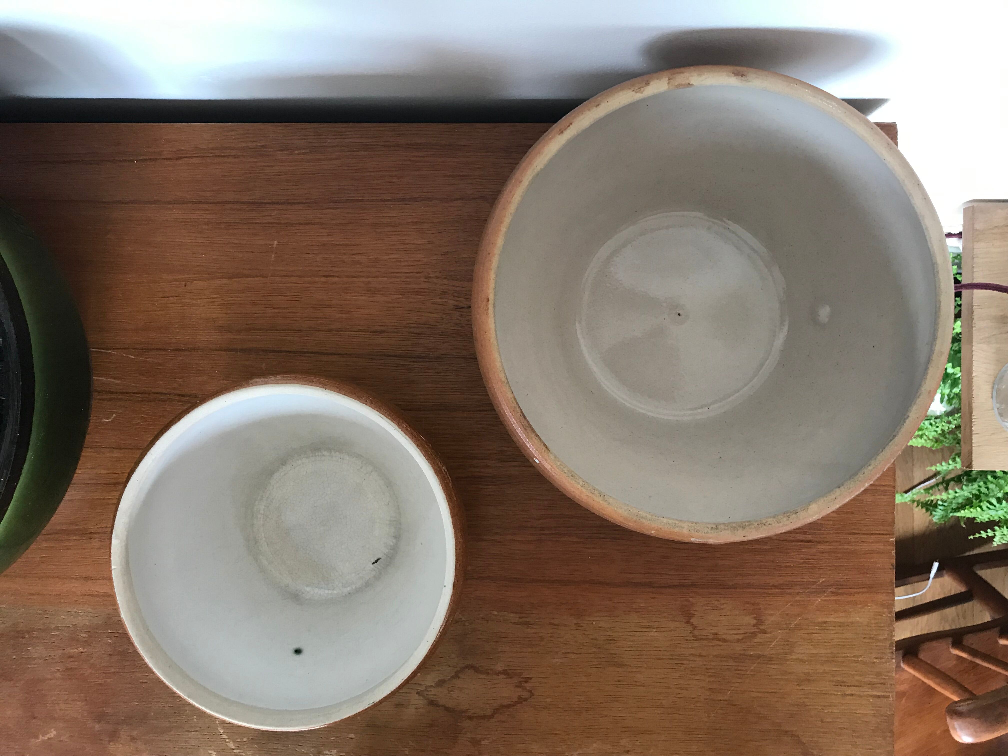 Pair of bowls enamelled sandstone