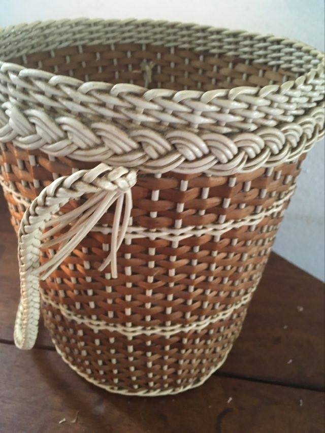 Hanging wicker and scoubidou 1960s hang-stash.