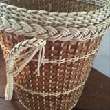 Hanging wicker and scoubidou 1960s hang-stash.