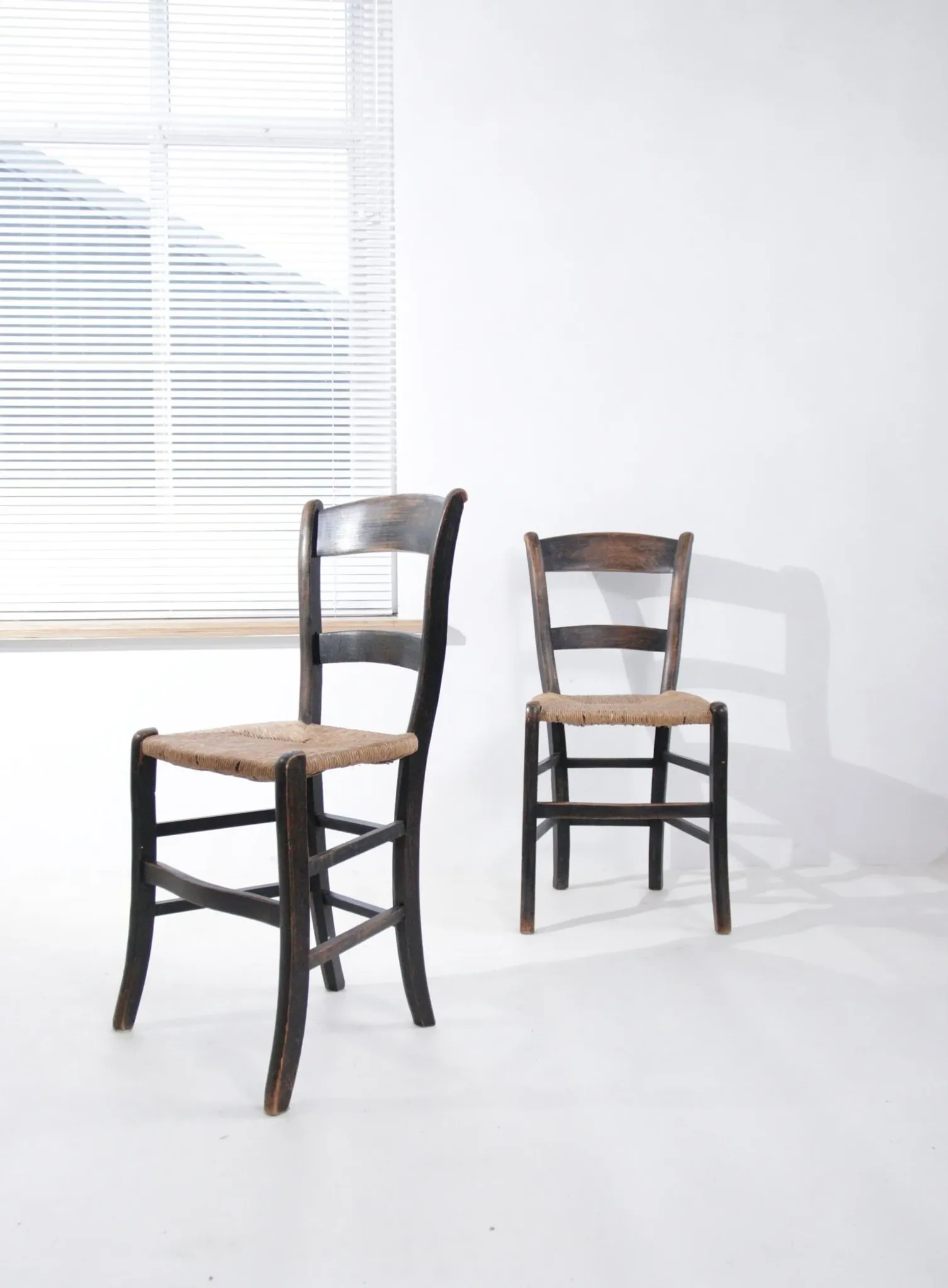 Set of 2 rustic French chairs with rush seats