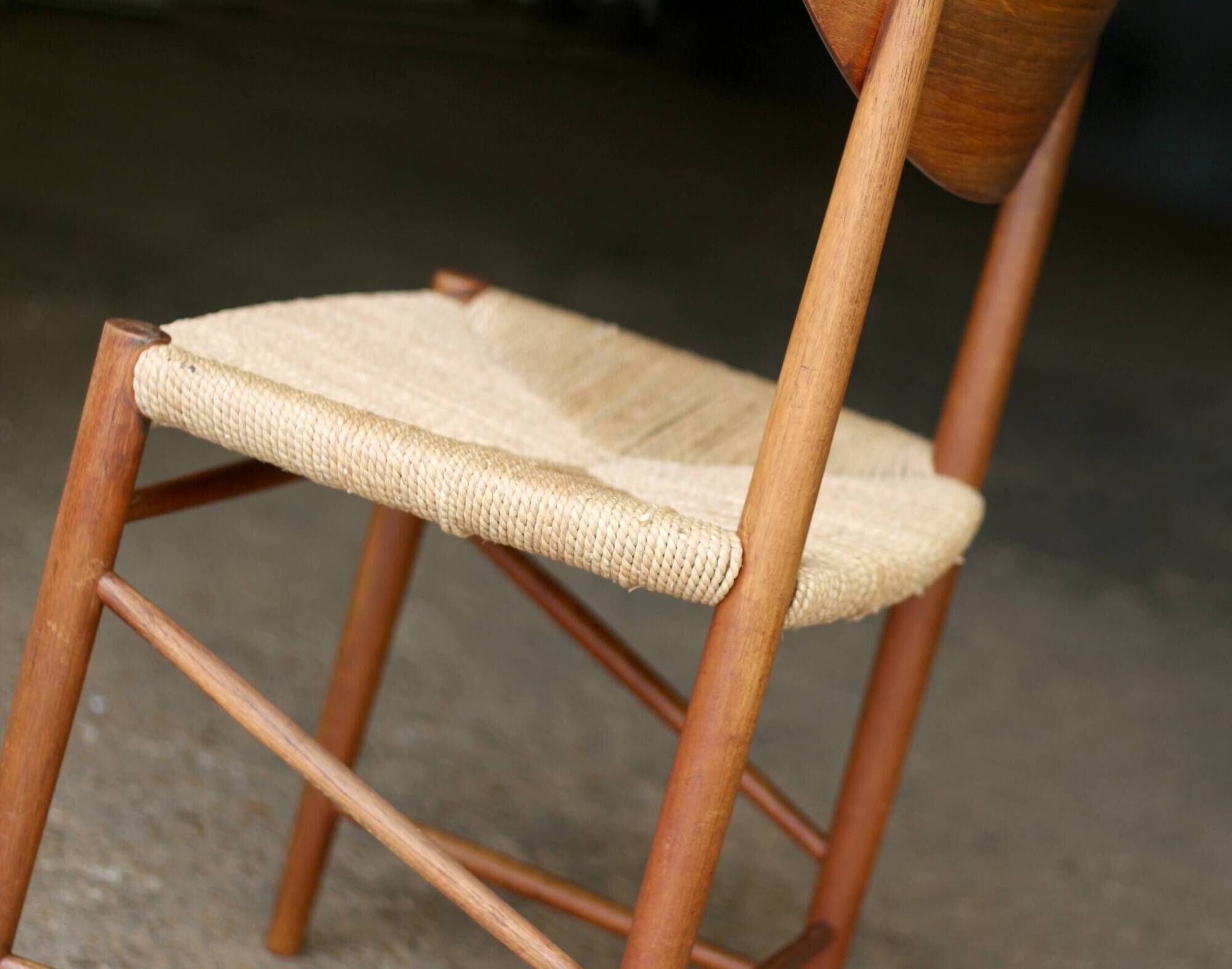 Succession LACOSTE : chaise scandinave par Peter Hvidt (1950s)