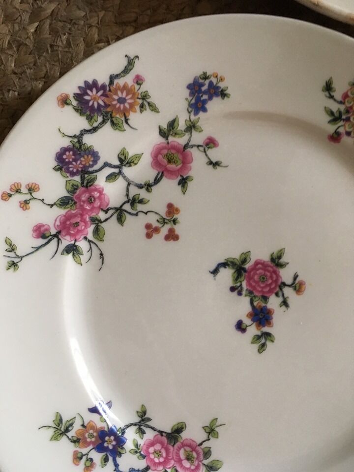 Red and green old flat plates