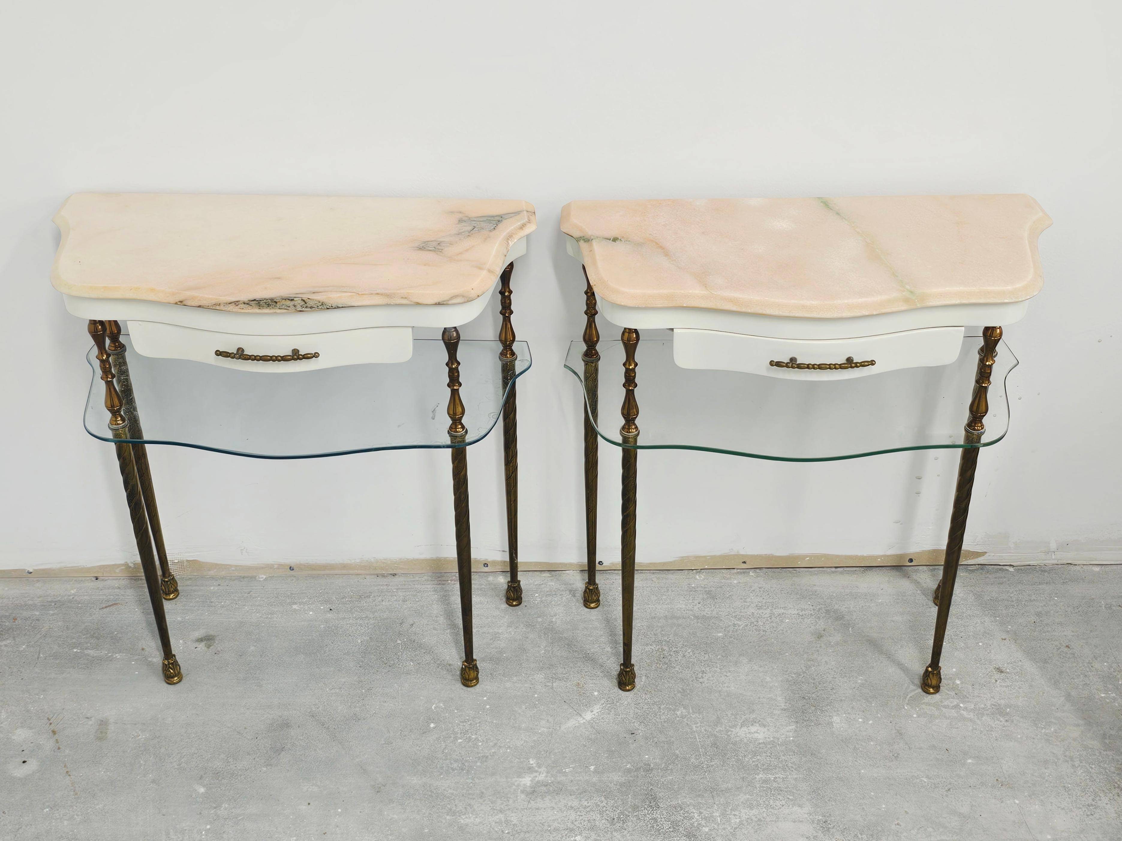 Paire de tables de chevet Hollywood Regency en bronze avec dessus en marbre