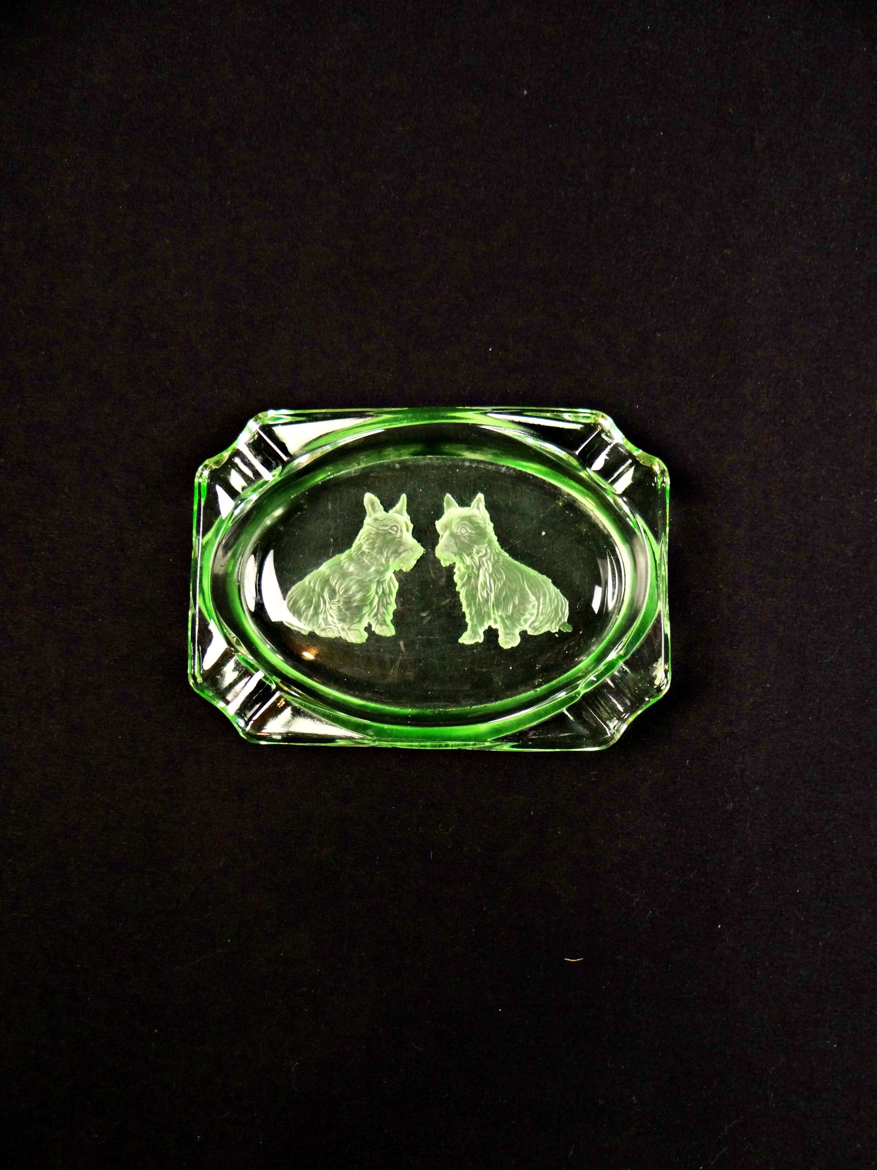 Cendrier style Art Déco en ouraline en verre gravé chiens Scottish Terrier