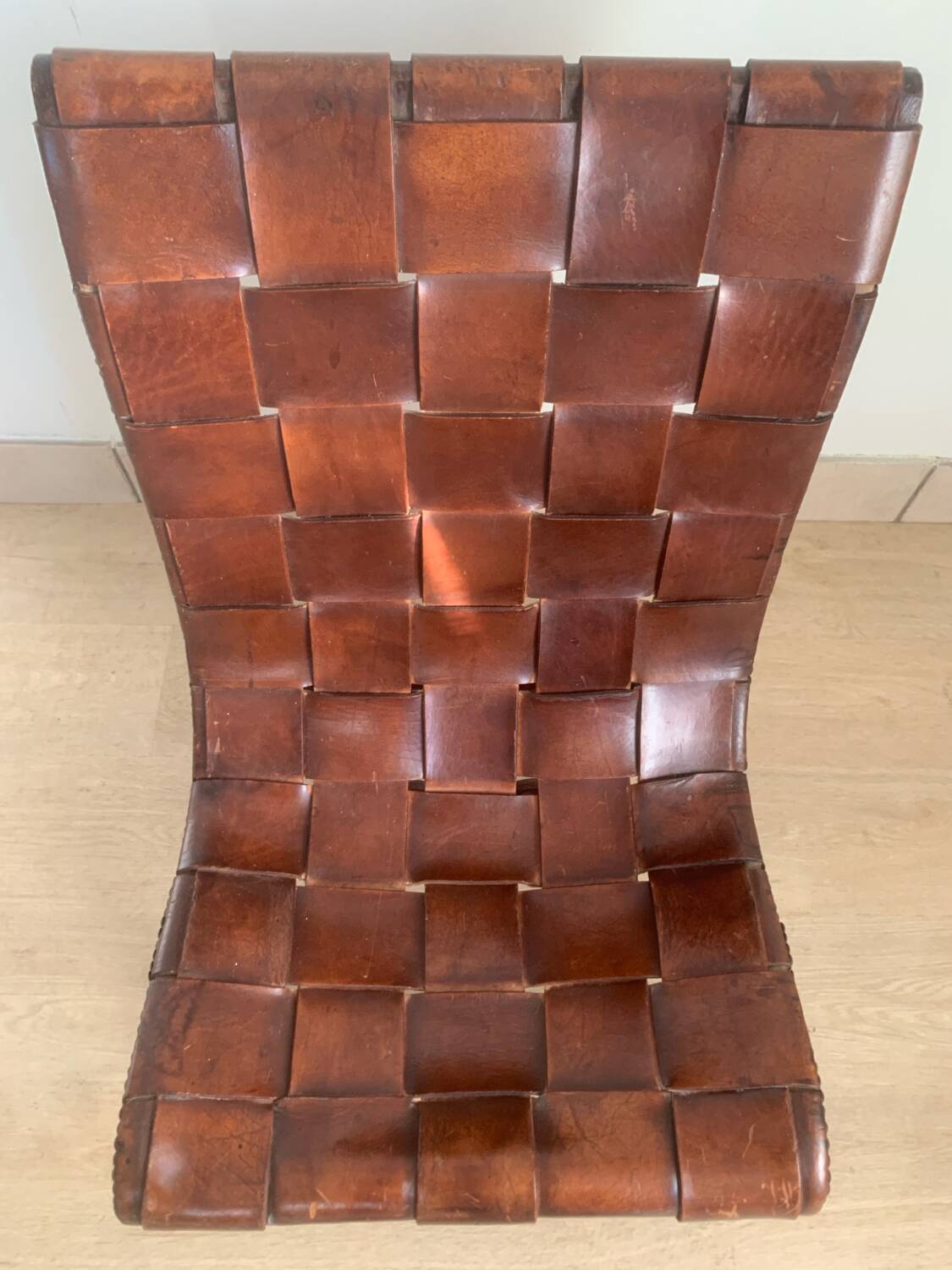 Chauffeuse en bois et cuir de Pierre Lottier