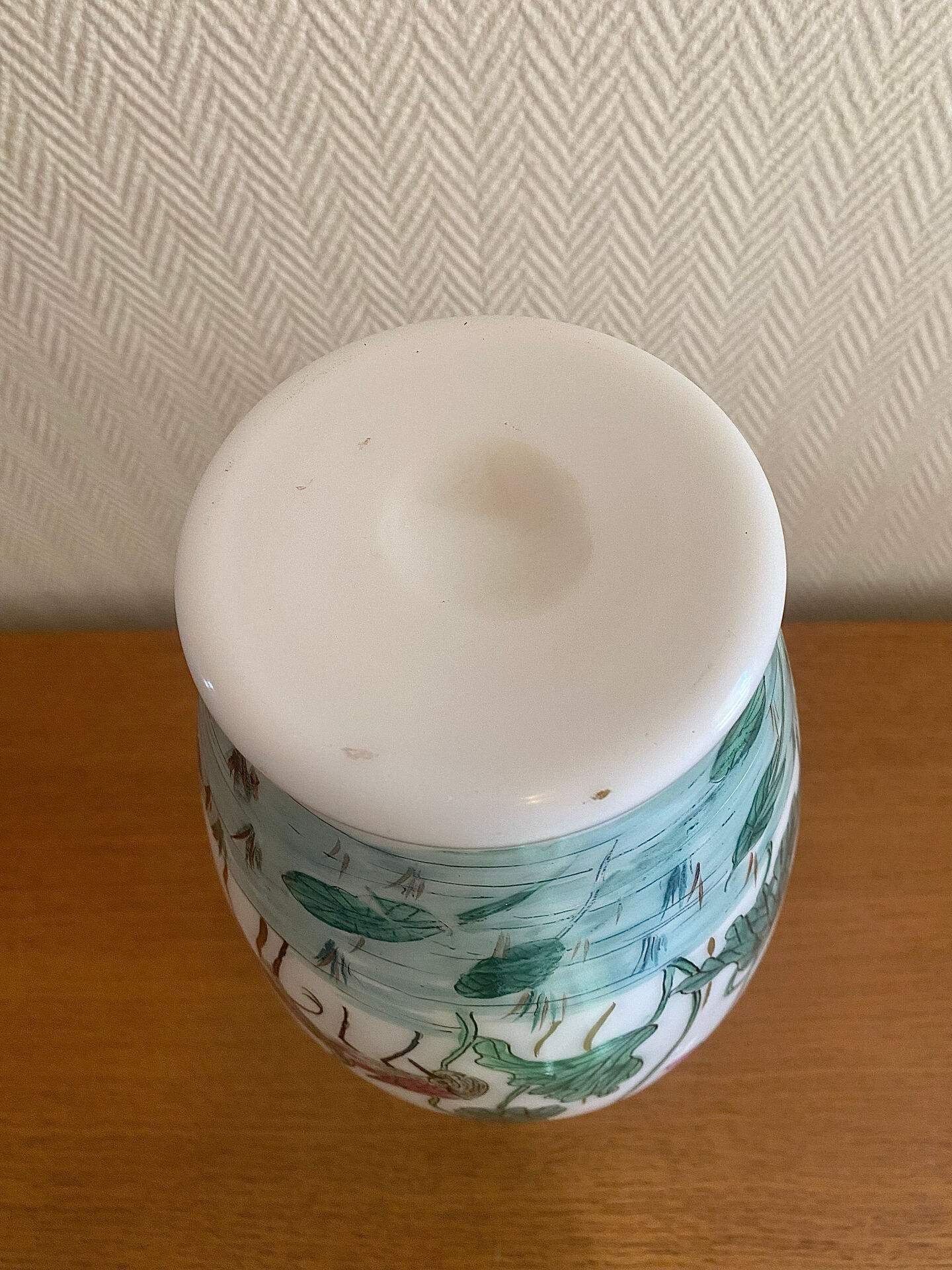 Grand vase en opaline blanche décor asiatique émaillé