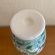 Grand vase en opaline blanche décor asiatique émaillé