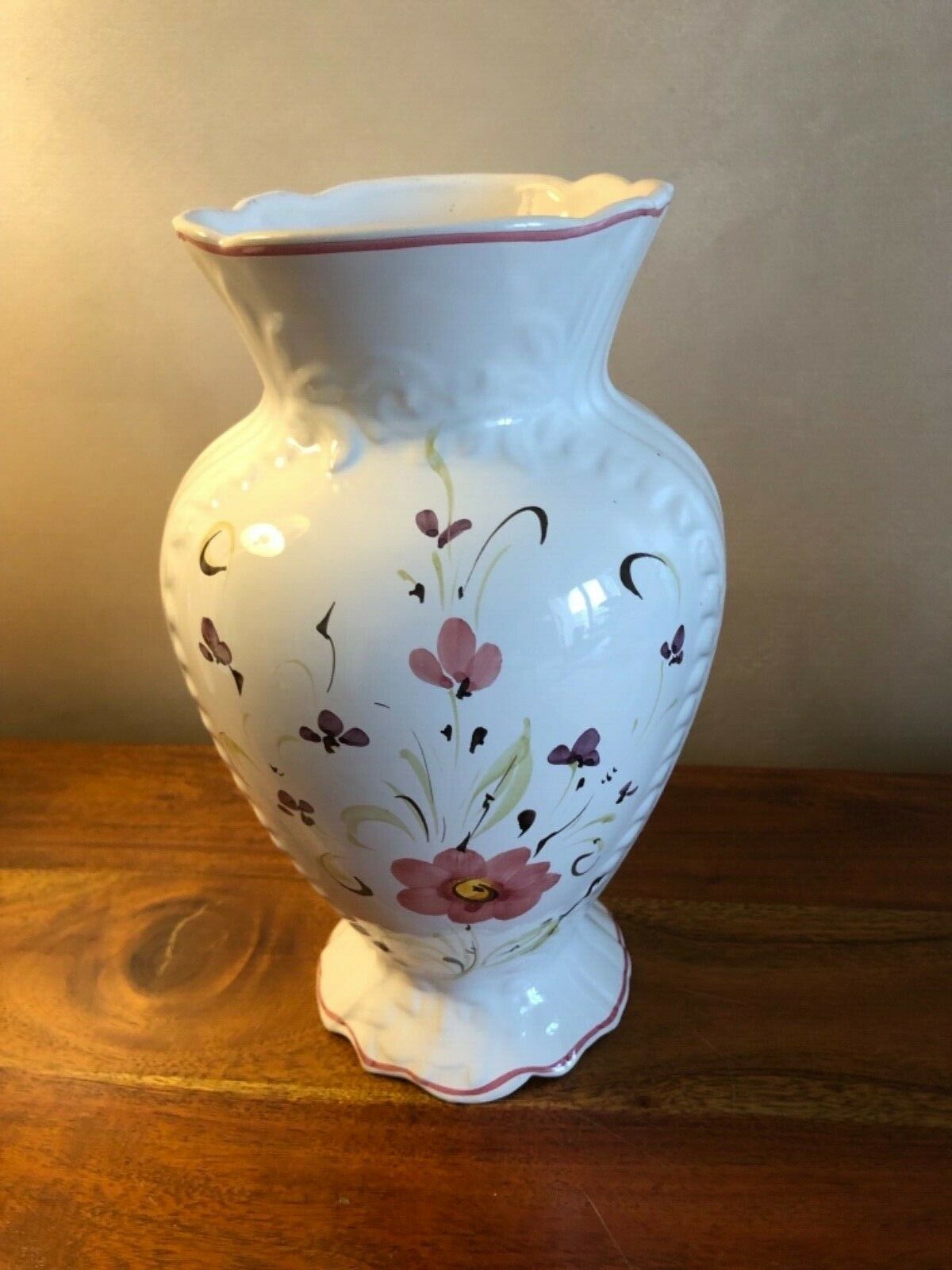 Round vase in earthenware decoration flowers