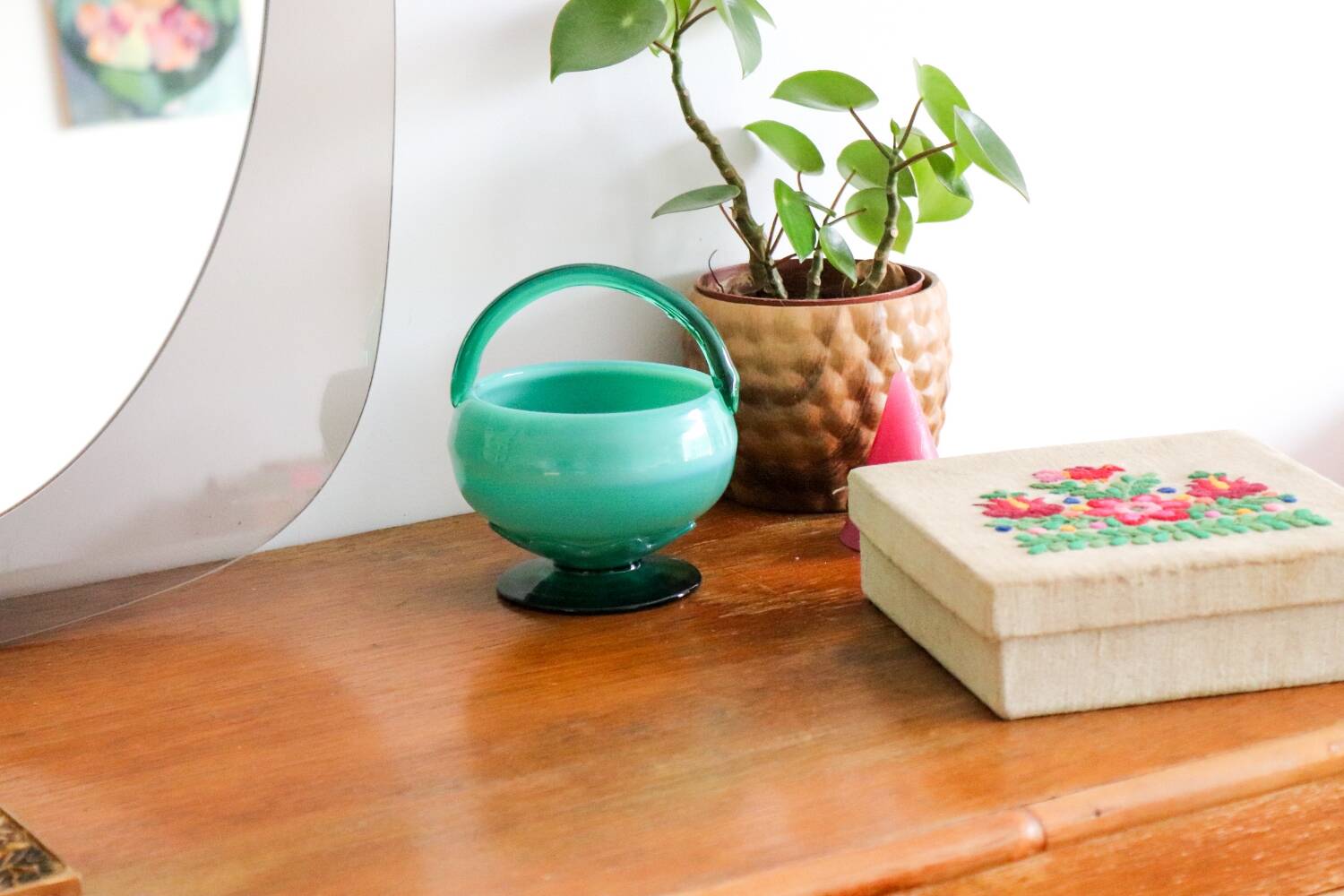 Empty pocket basket in two-tone murano glass