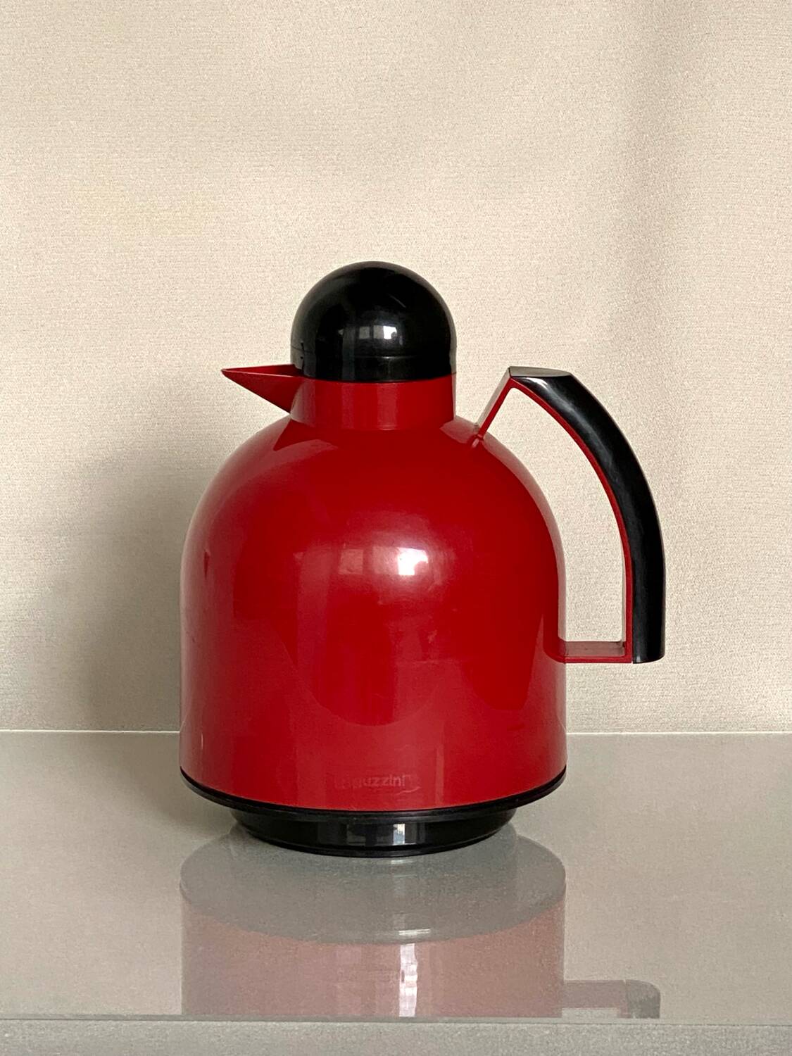 Guzzini Papillon thermos jug in red