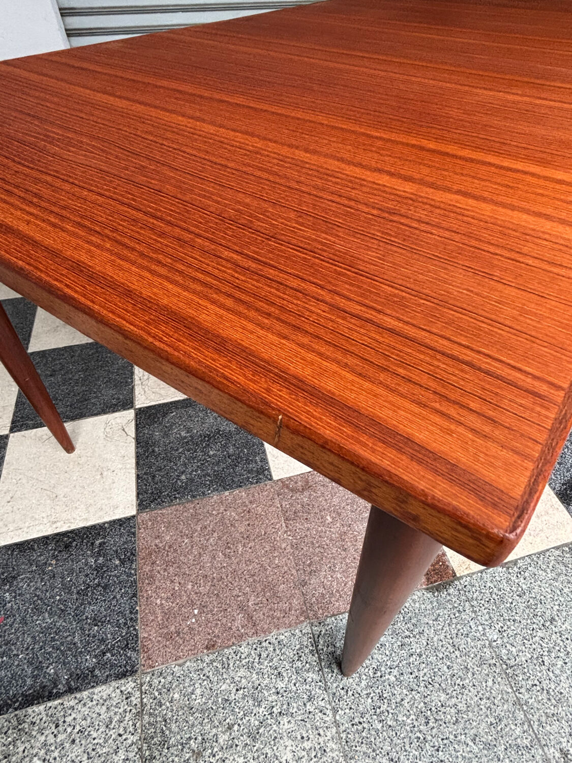 Extendable teak table