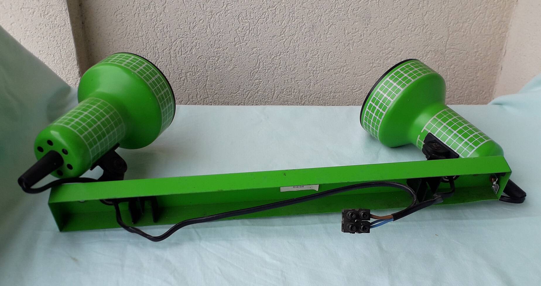 Green wall light with 2 adjustable spotlights