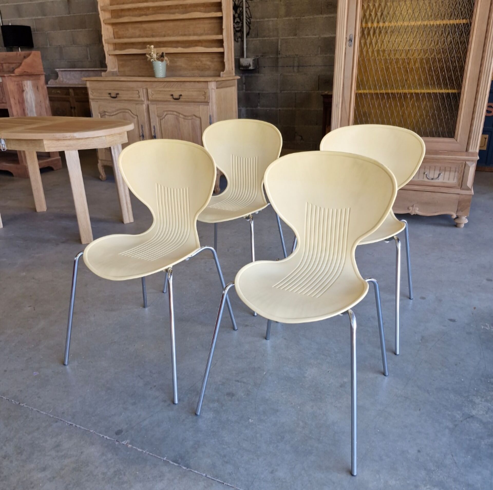 Lot de 4 chaises design vintage – crème & chrome