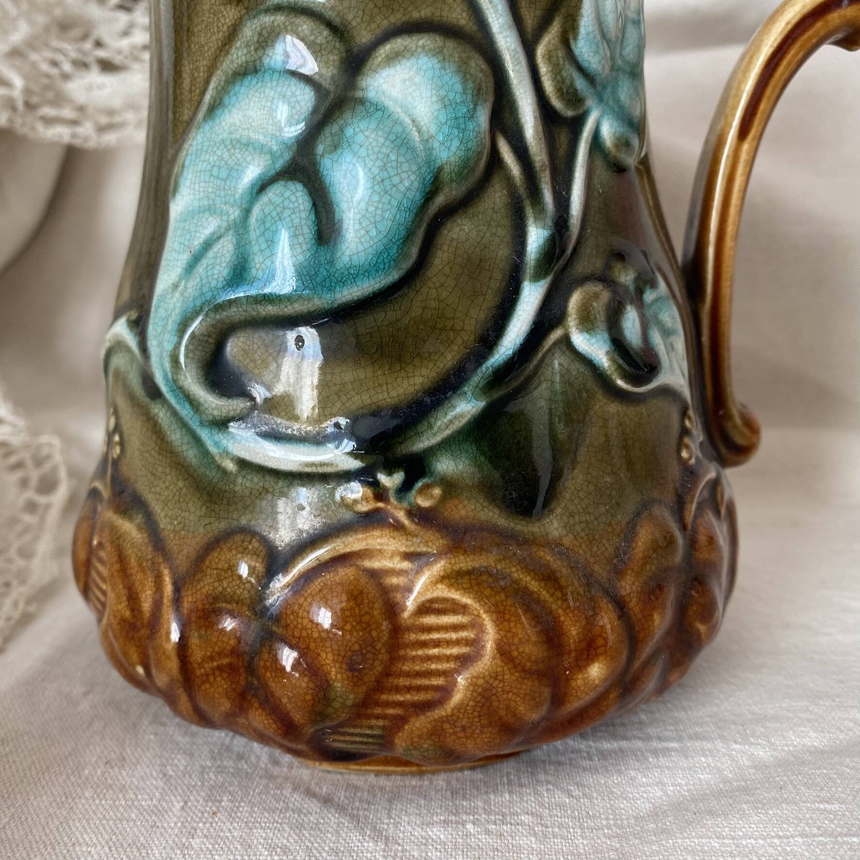 Pichet en barbotine Onaing décor Lilas art nouveau