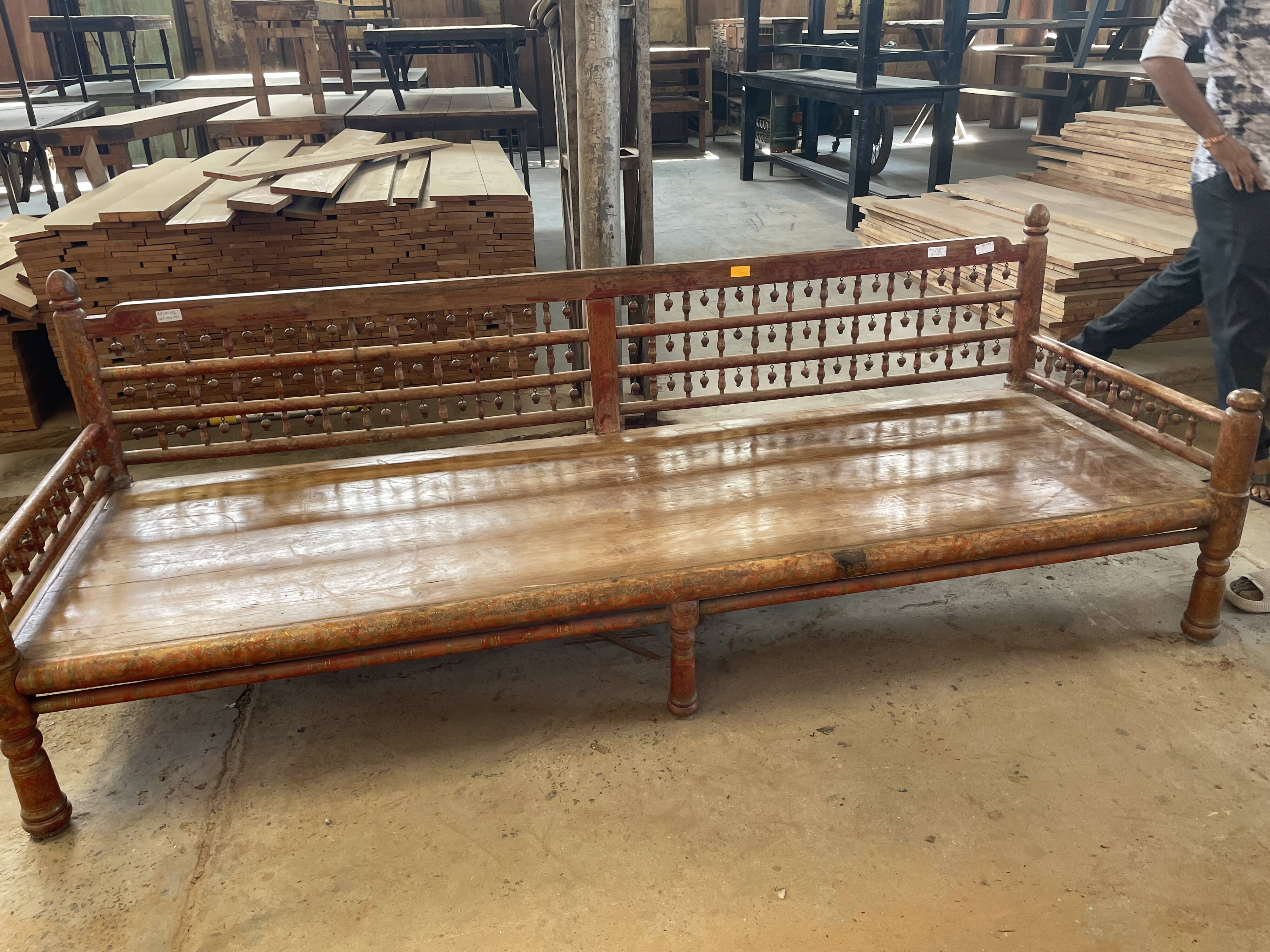 Banquette indienne en bois polychrome