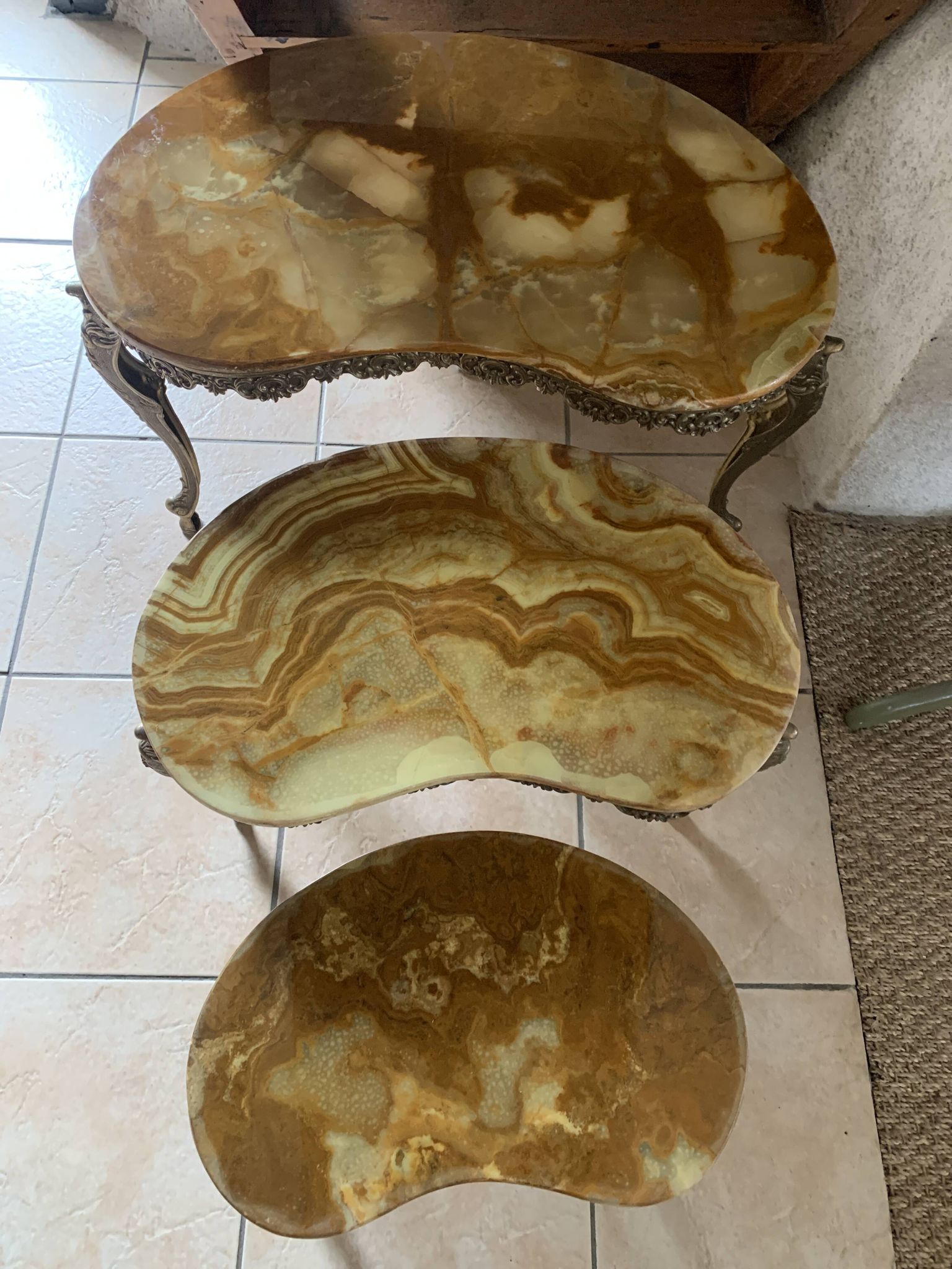 Lot 3 tables gigognes marbre et laiton