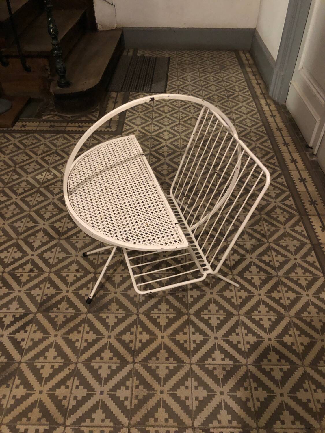 Mategot metal magazine rack
