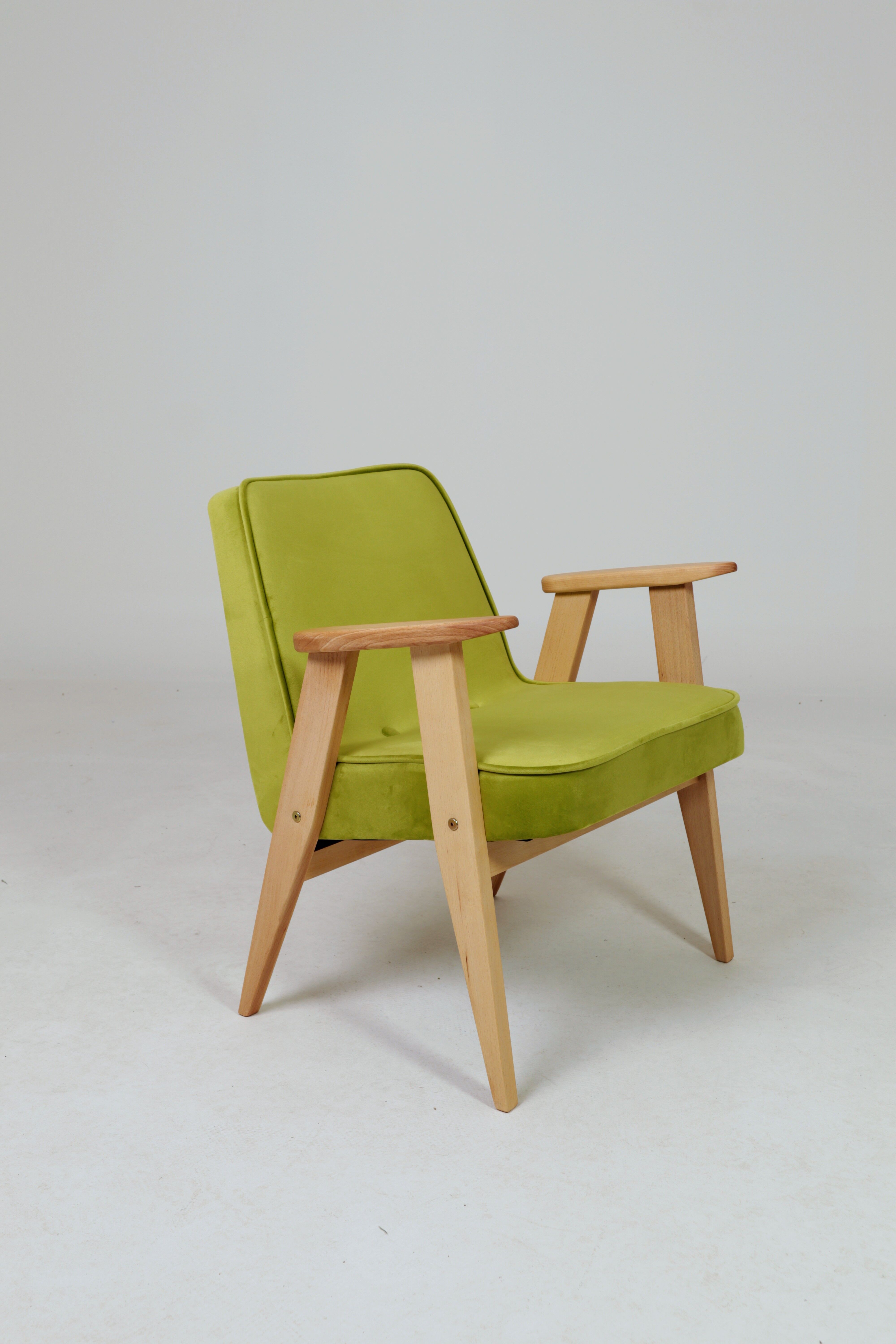 Fauteuil vintage en velours vert poire, bois naturel huilé.