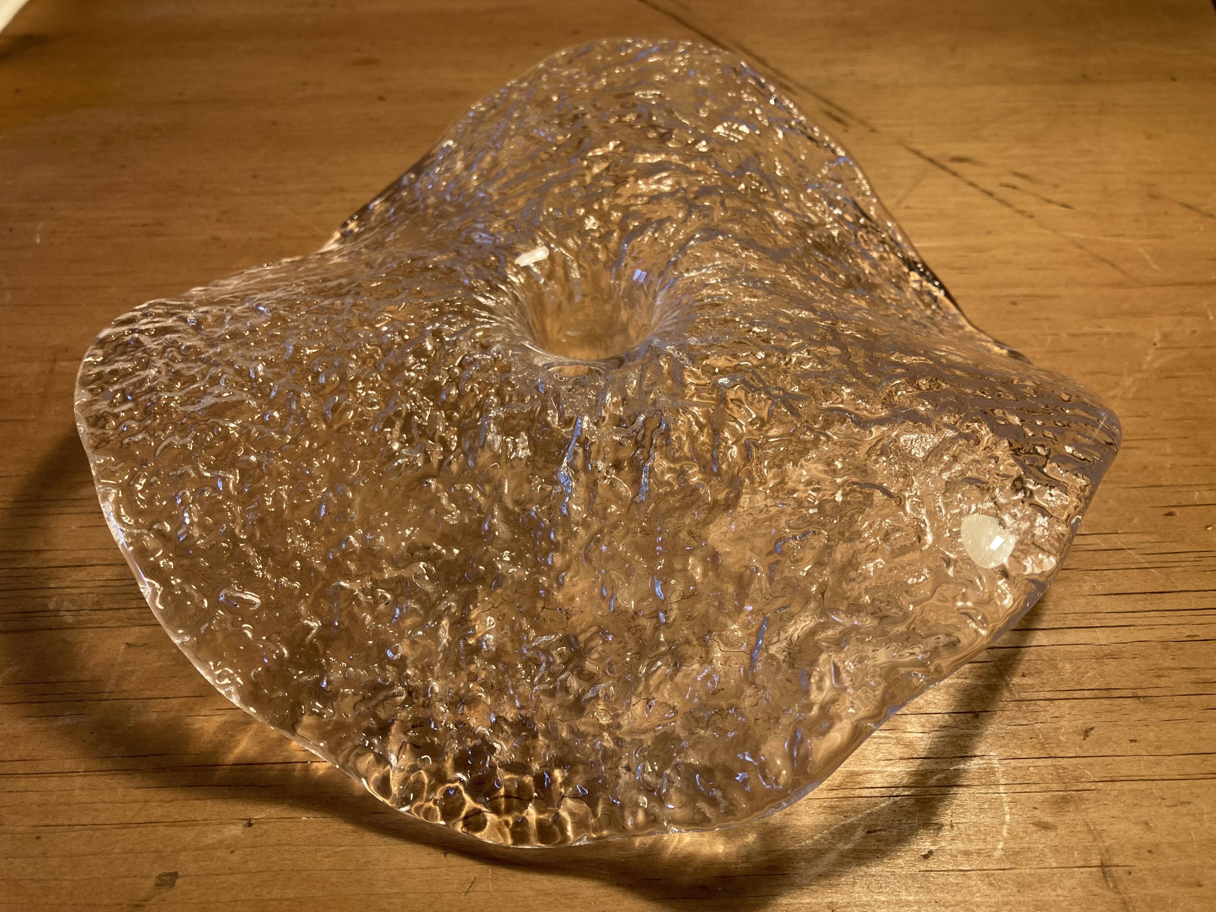 Bougeoir en verre texturé et courbé, Finlande