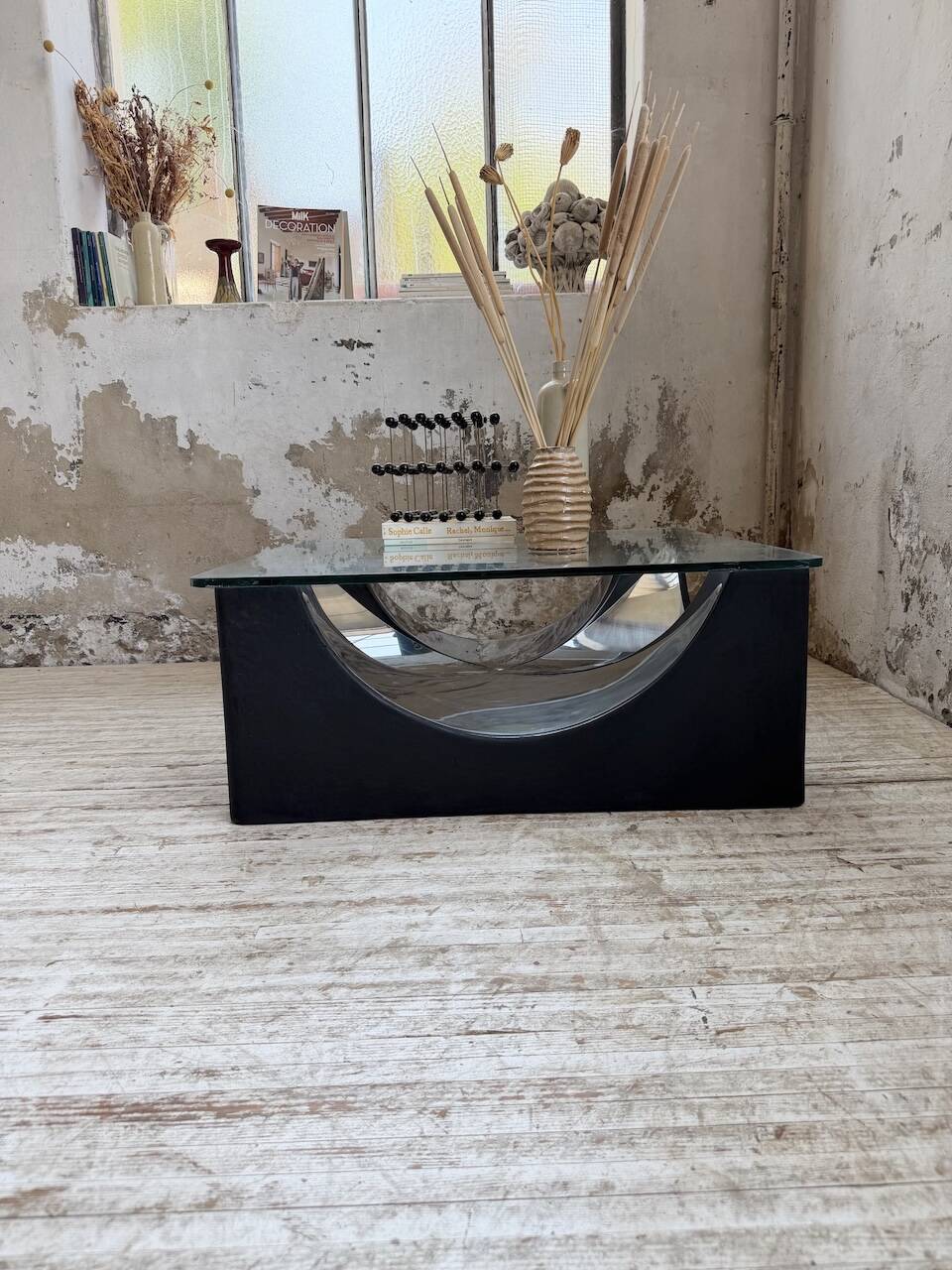 Table basse socle moulé et chrome, années 70