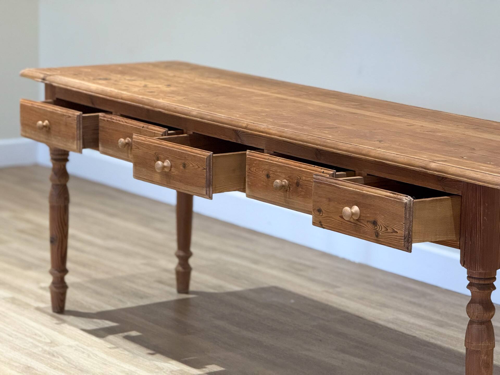 Console victorienne allongée en pin mélis méditerranéen — Fin du XIXe siècle