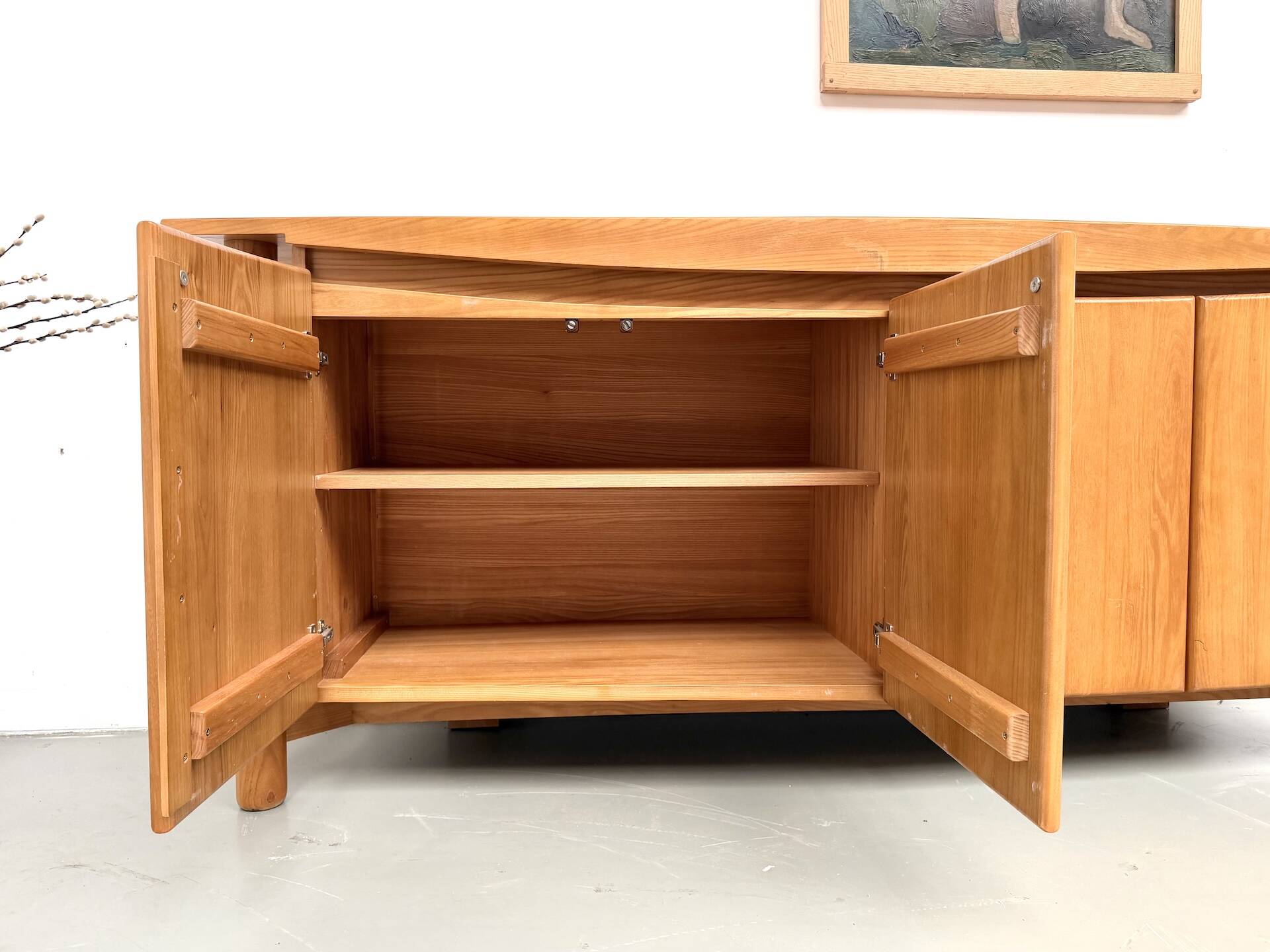 Enfilade galbée Maison Regain en orme massif, 1970