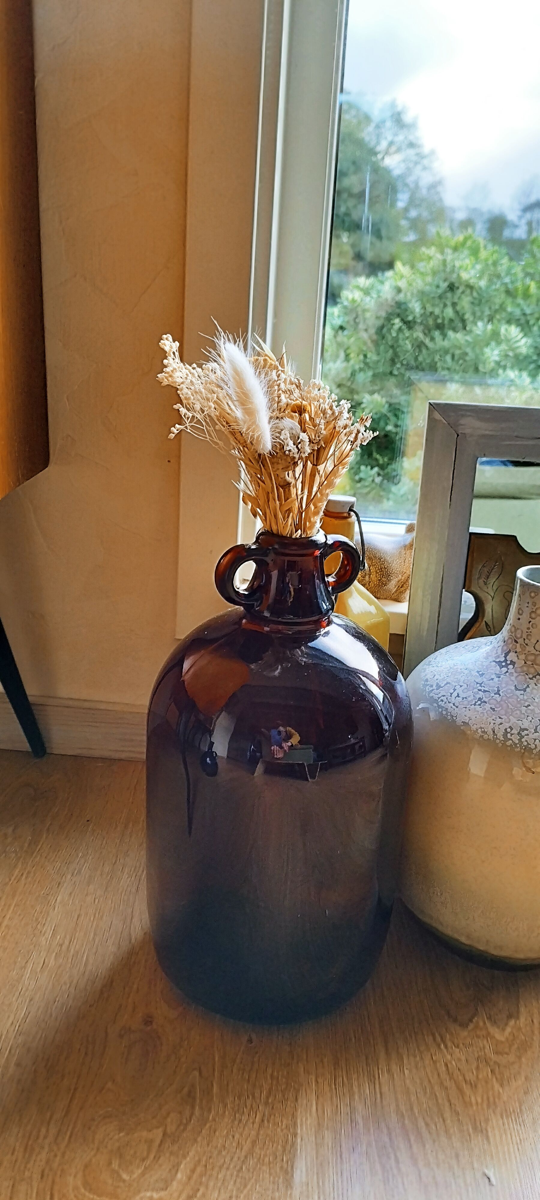 Amber glass cylinder with 2 handles