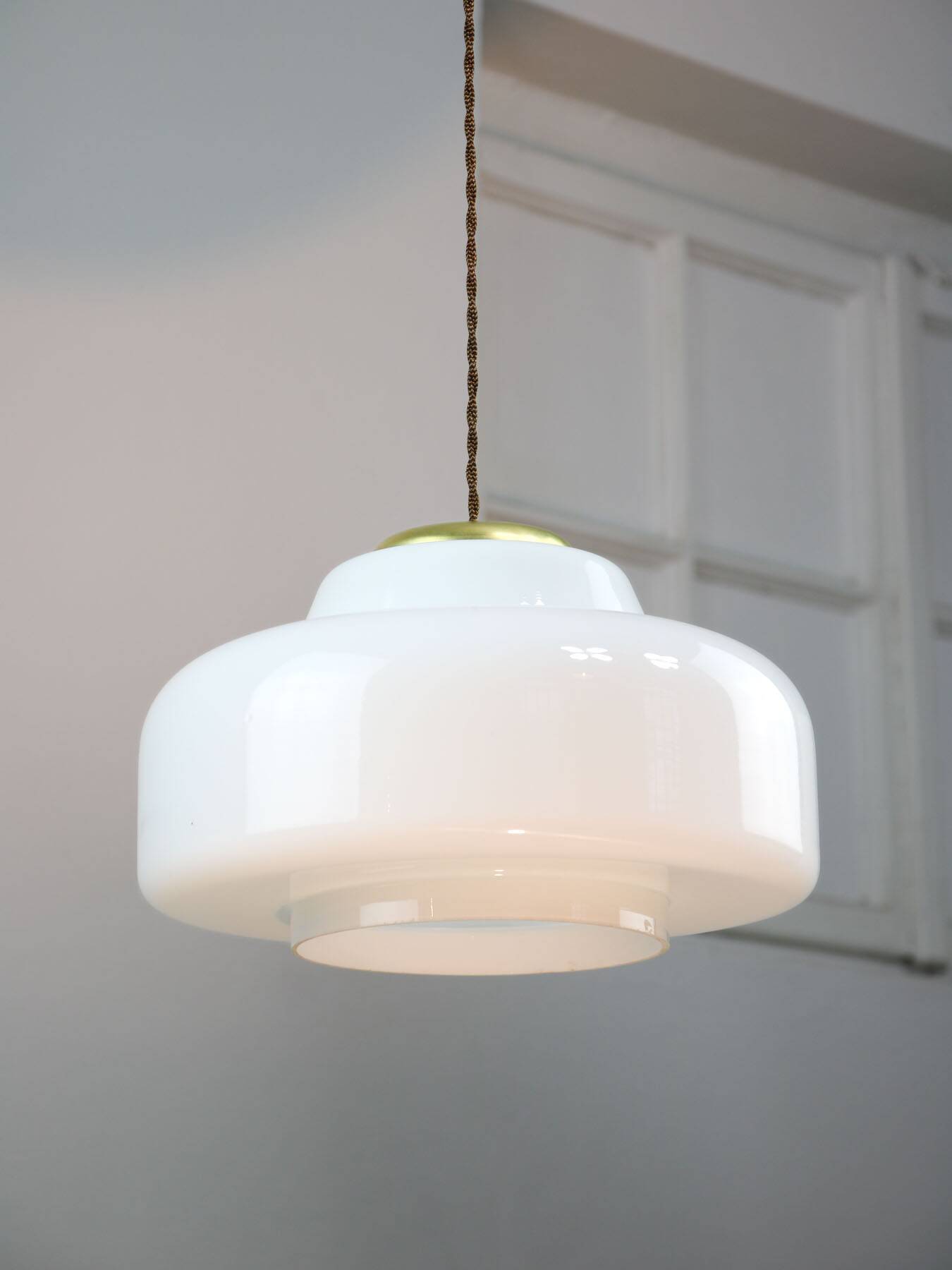 Lampe à Suspension Mid-Century en Laiton et Opaline, Italie, 1950s