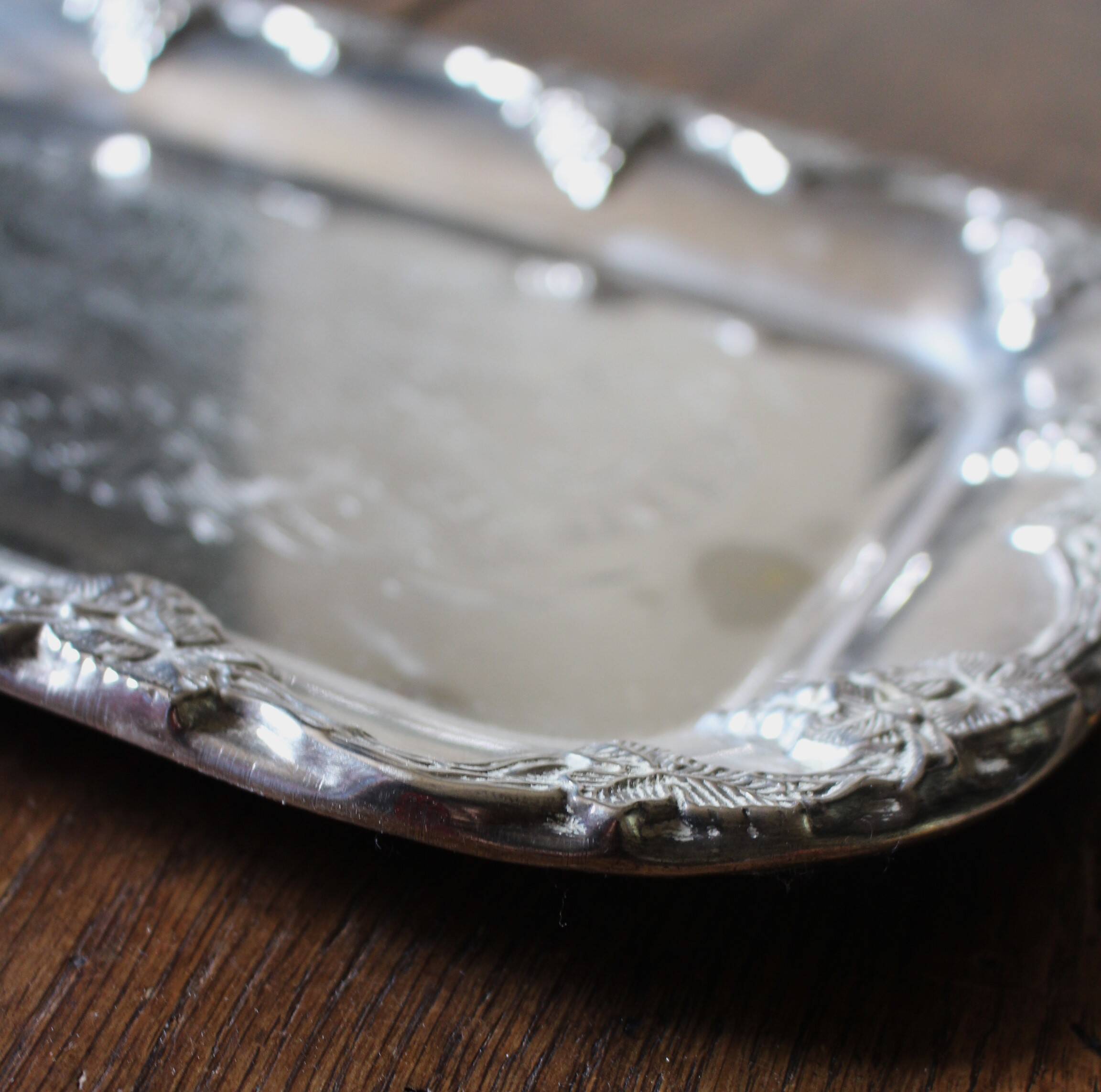 Rectangular metal serving tray with two handles Raisins