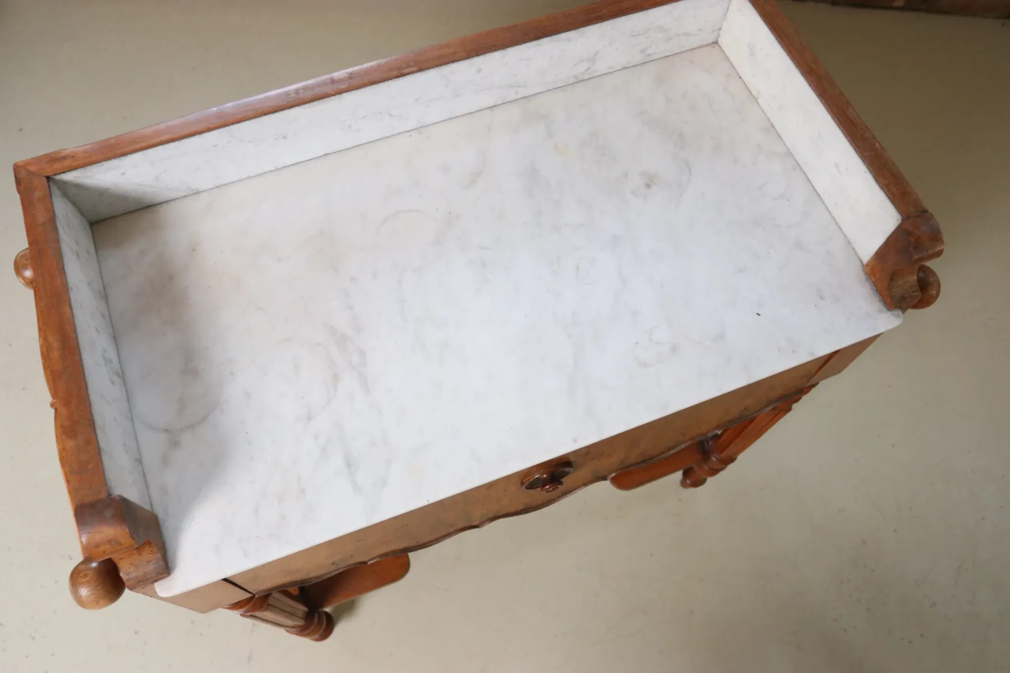 Walnut washstand with marble top and towel rails – Louis-Philippe, 19th c.