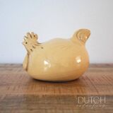 Poulet en céramique fait main, pièce de poterie d'atelier signée, coq jaune doux