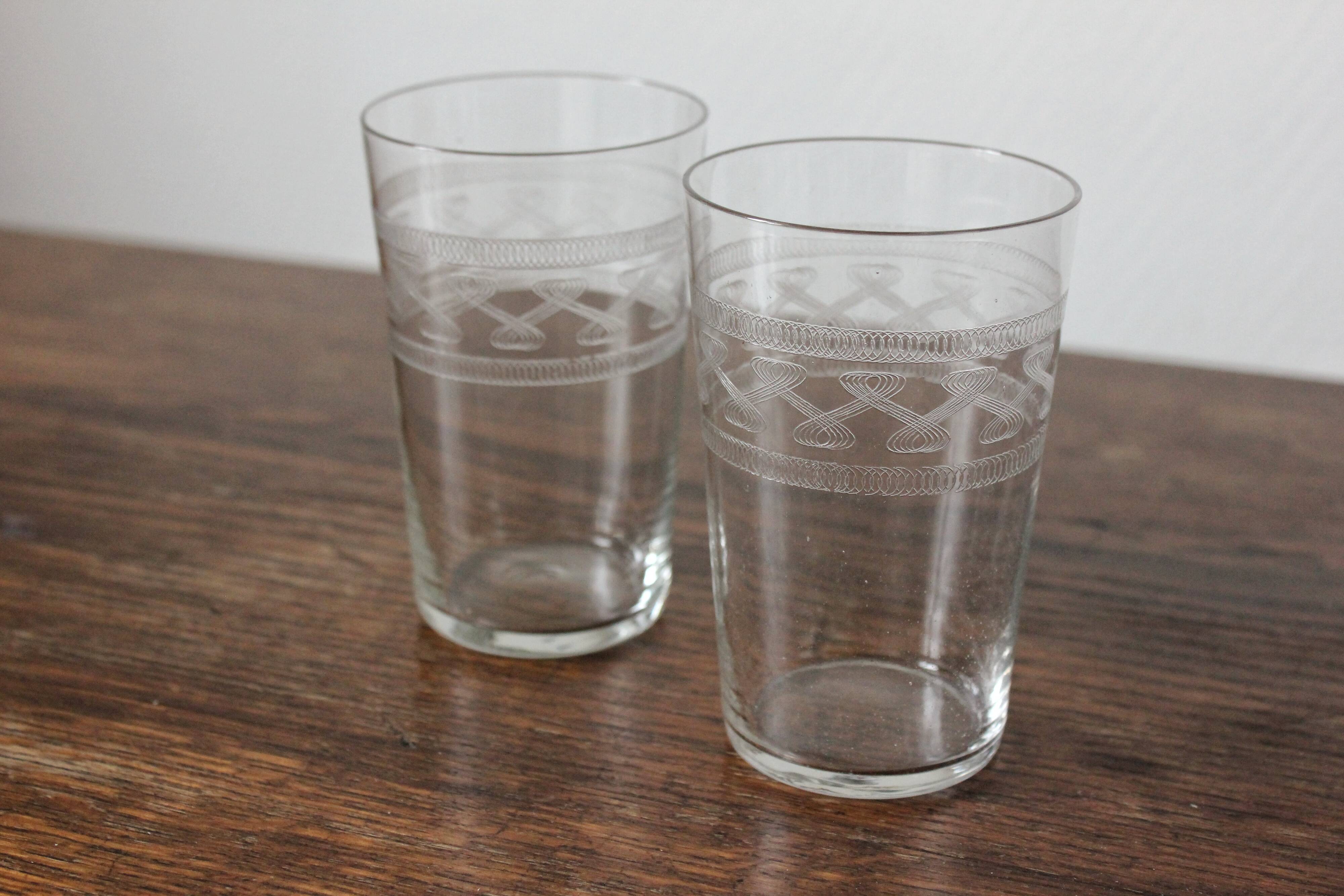 2 gobelets verres à eau en verre ancien gravé du XIXe