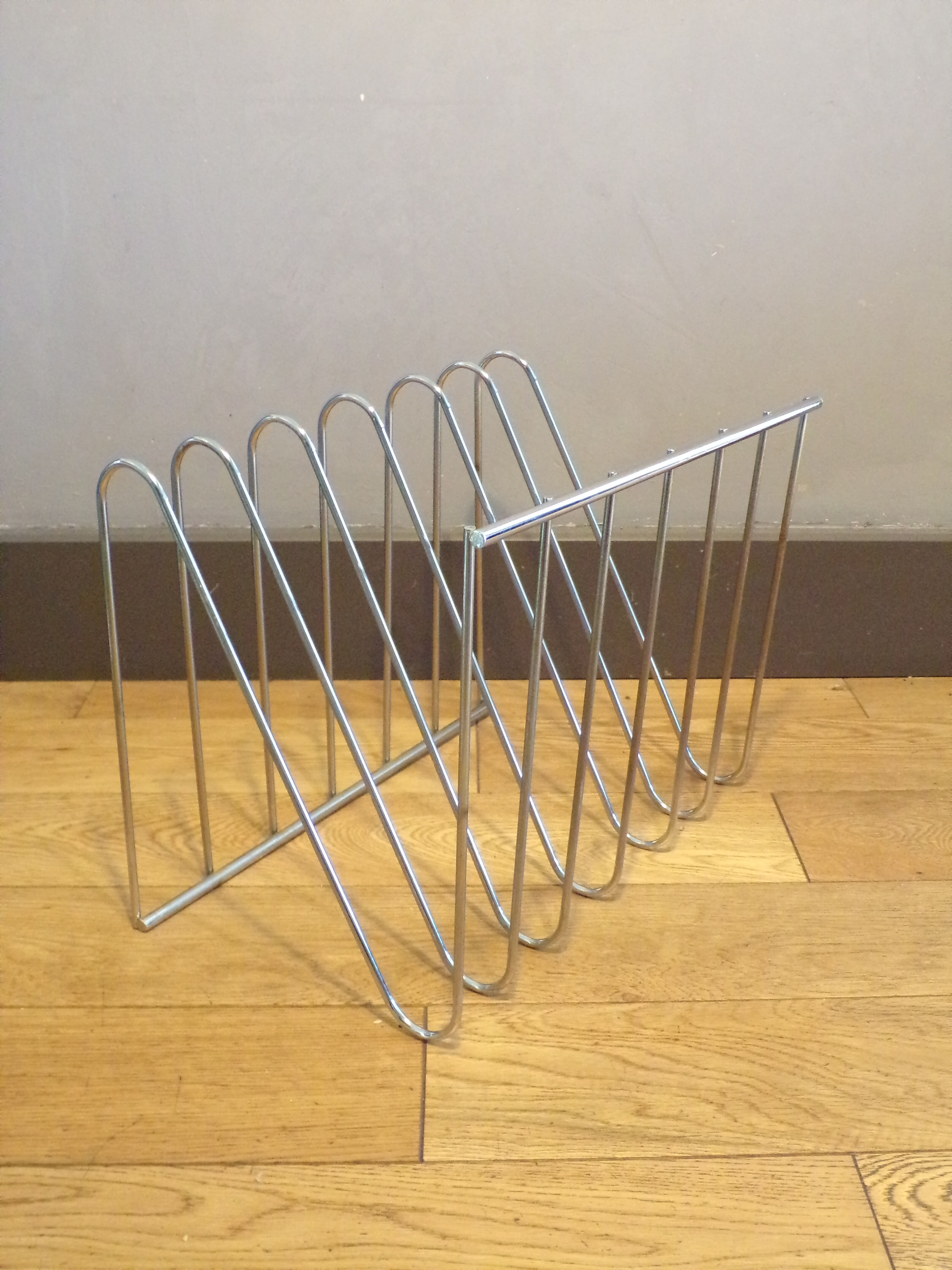 Zig-zag magazine rack