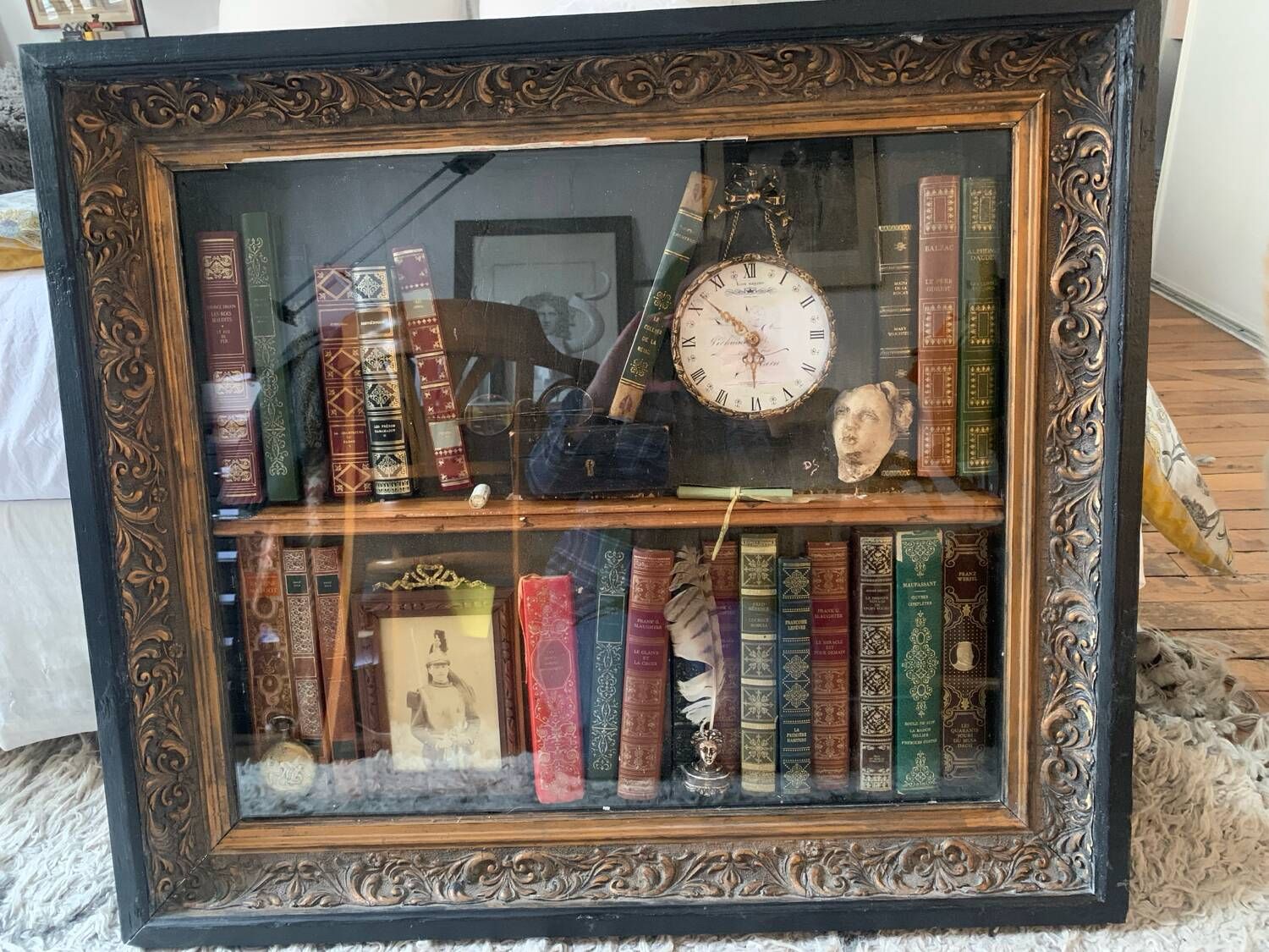 Table display cabinet of curiosities